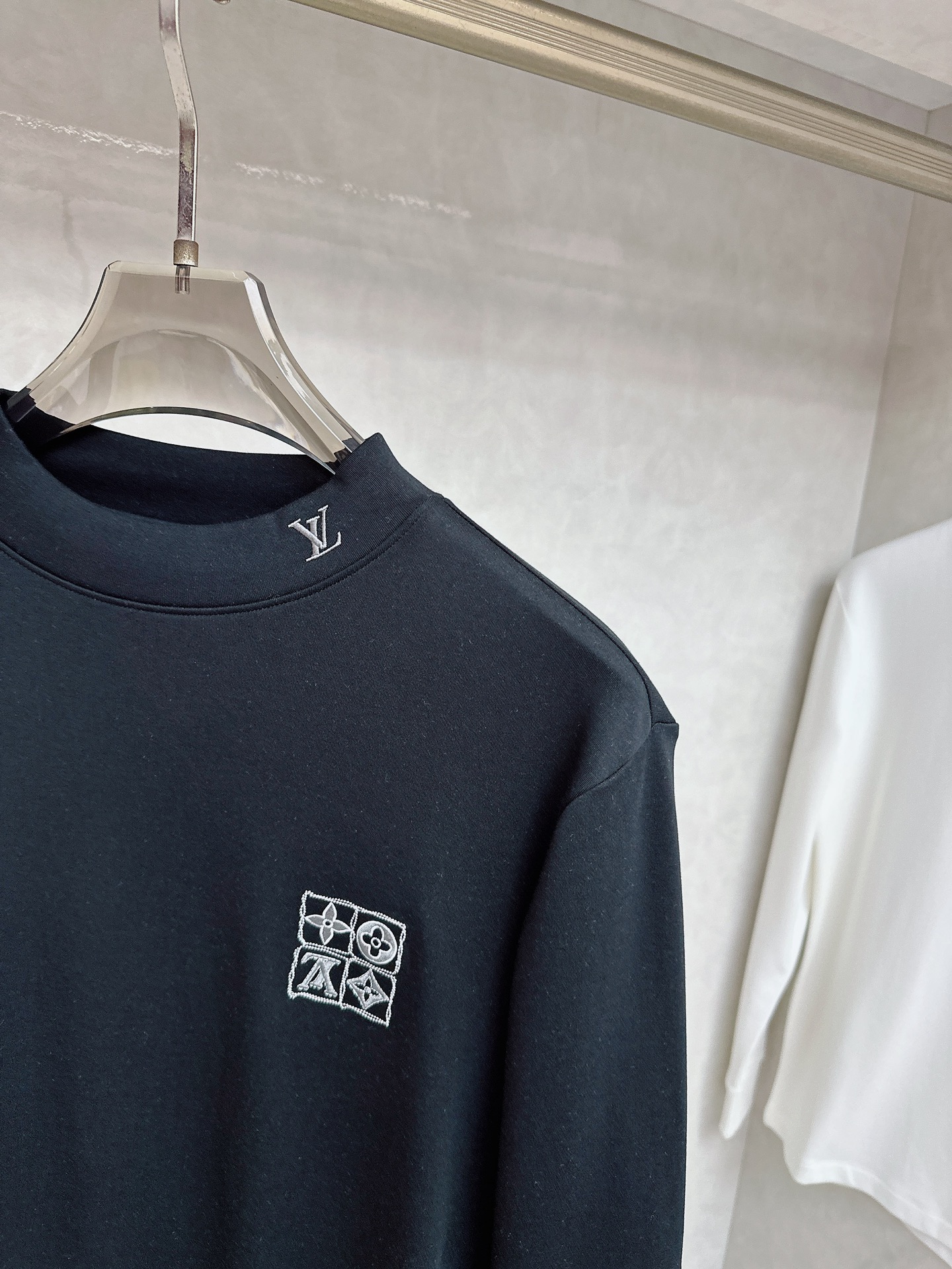 LV 2025秋冬专柜新款 时尚休闲打底衫长袖T恤，精选进口高密度双面拉架棉面料，精致原版logo打造，