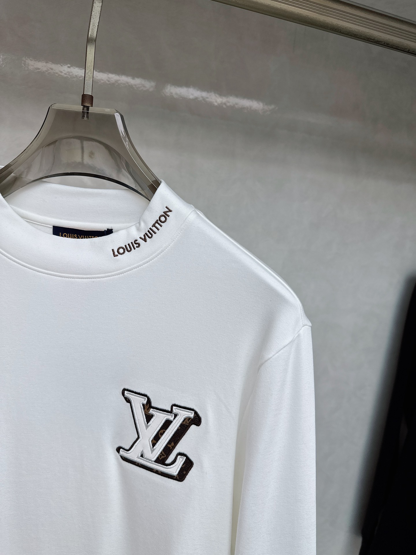LV 2025秋冬专柜新款 时尚休闲打底衫长袖T恤，精选进口高密度双面拉架棉面料，精致原版logo打造，