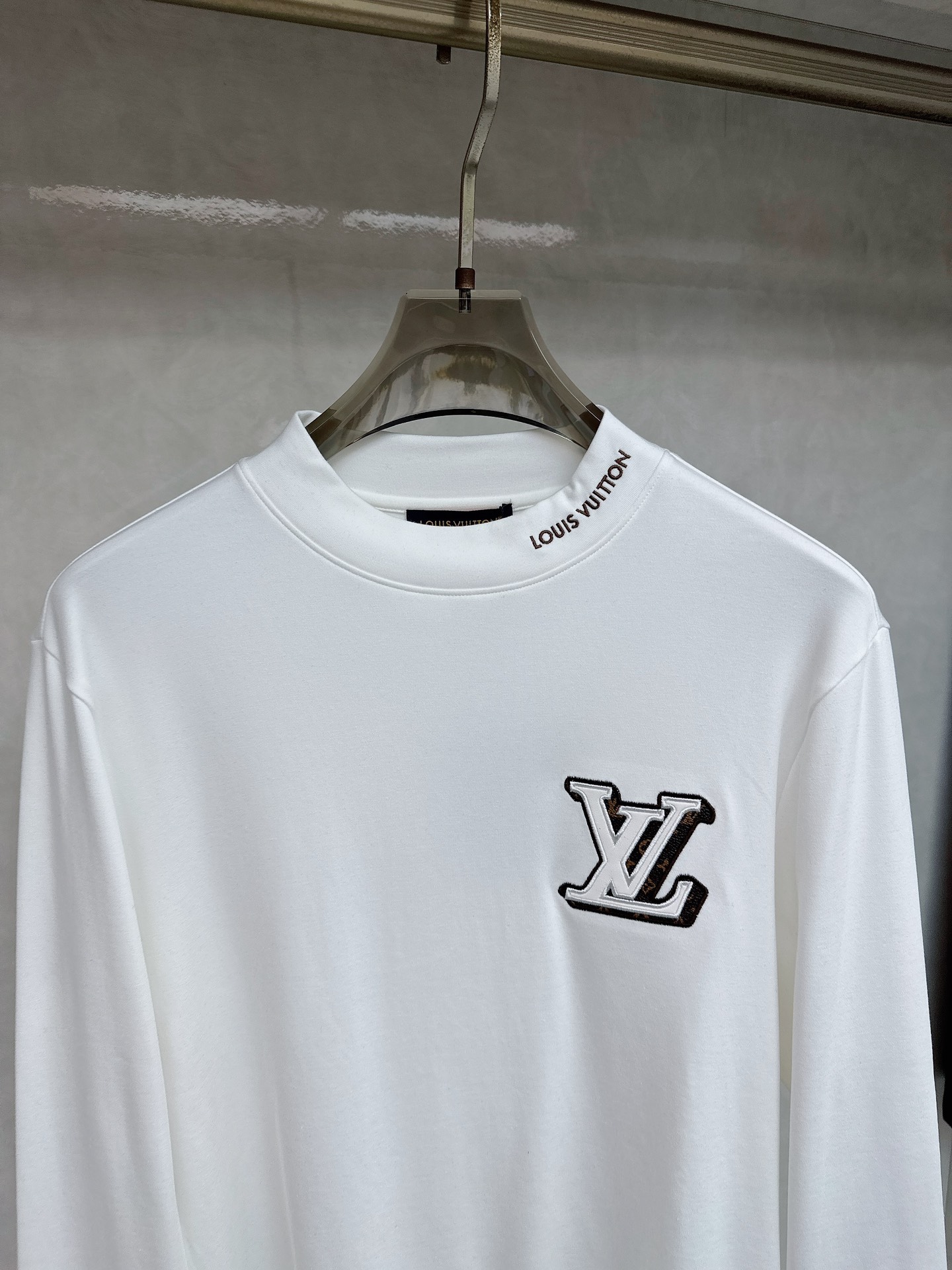 LV 2025秋冬专柜新款 时尚休闲打底衫长袖T恤，精选进口高密度双面拉架棉面料，精致原版logo打造，