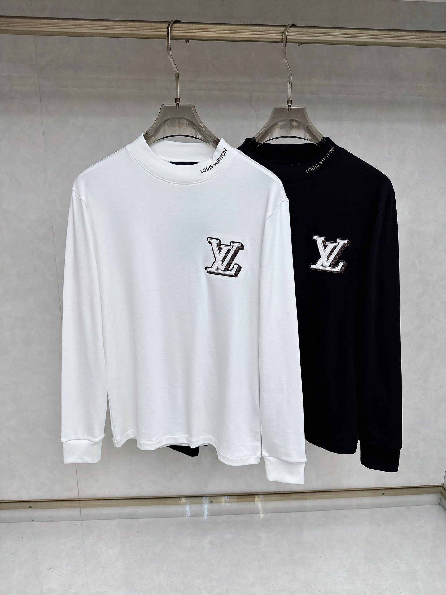 LV 2025秋冬专柜新款 时尚休闲打底衫长袖T恤，精选进口高密度双面拉架棉面料，精致原版logo打造，