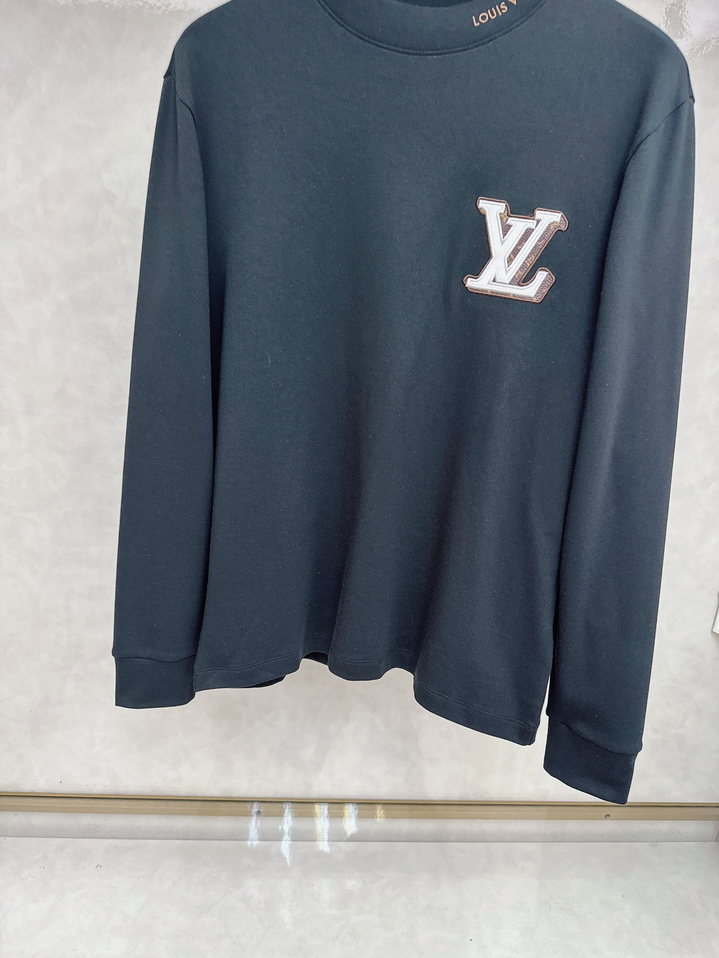 LV 2025秋冬专柜新款 时尚休闲打底衫长袖T恤，精选进口高密度双面拉架棉面料，精致原版logo打造，