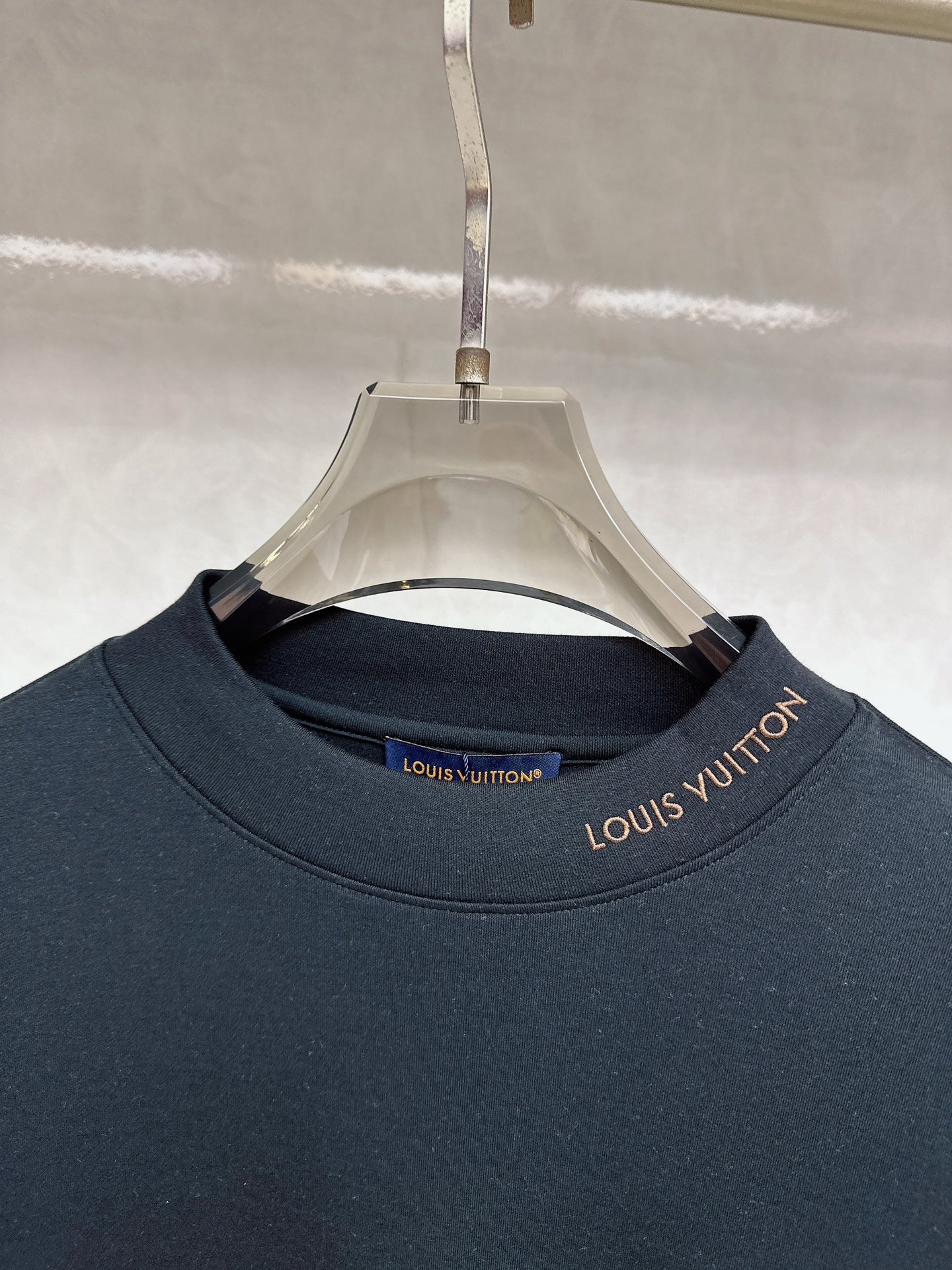 LV 2025秋冬专柜新款 时尚休闲打底衫长袖T恤，精选进口高密度双面拉架棉面料，精致原版logo打造，