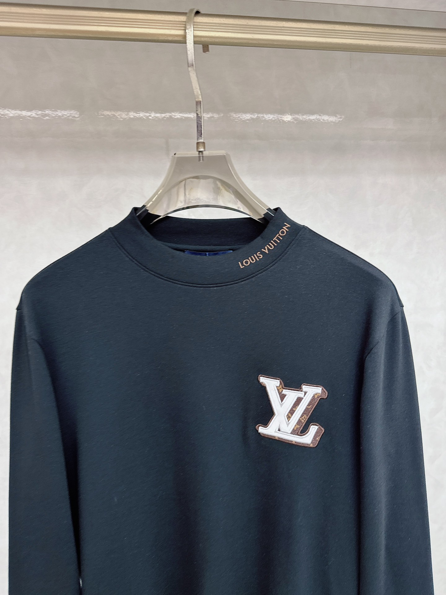 LV 2025秋冬专柜新款 时尚休闲打底衫长袖T恤，精选进口高密度双面拉架棉面料，精致原版logo打造，