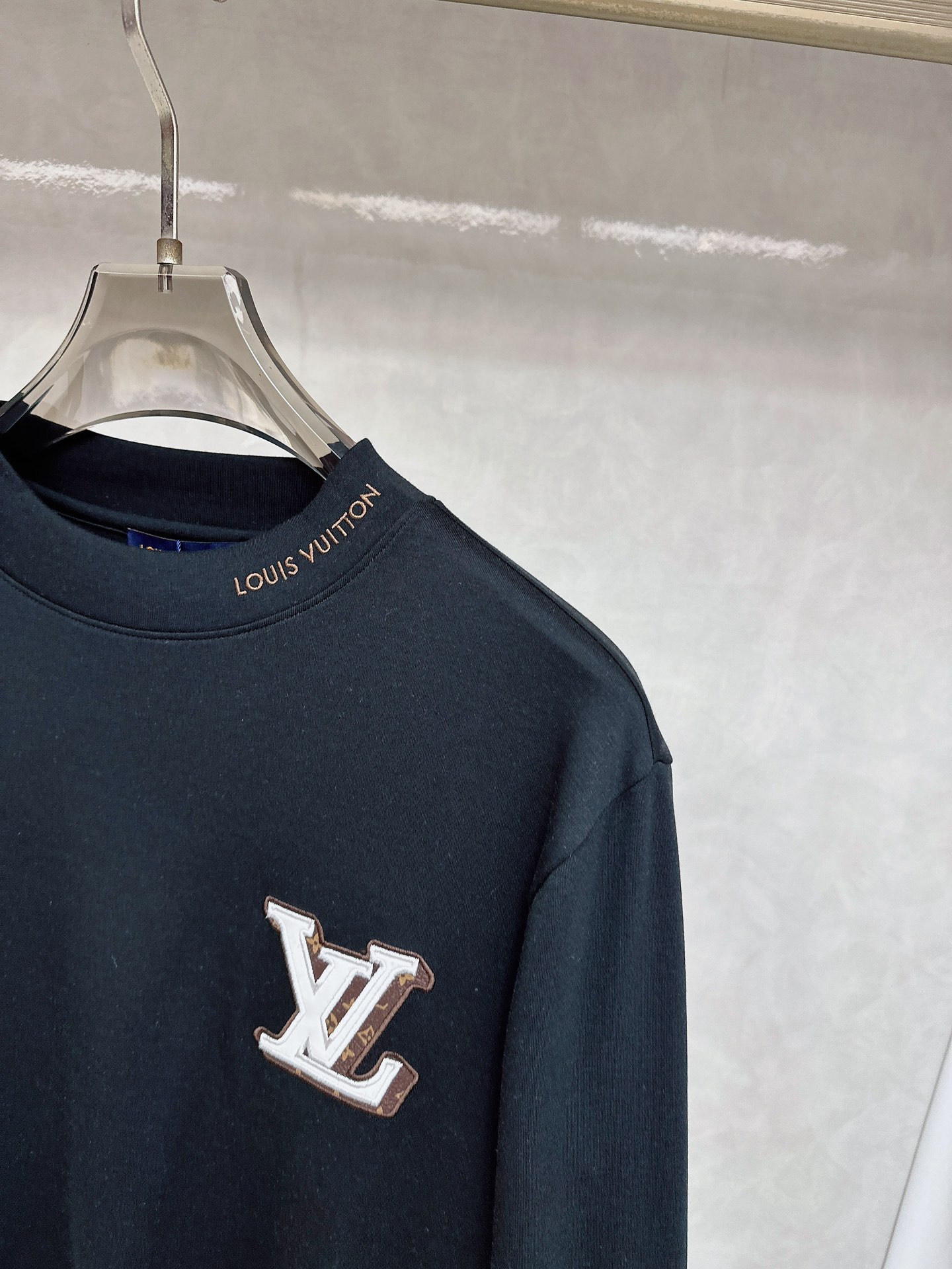 LV 2025秋冬专柜新款 时尚休闲打底衫长袖T恤，精选进口高密度双面拉架棉面料，精致原版logo打造，
