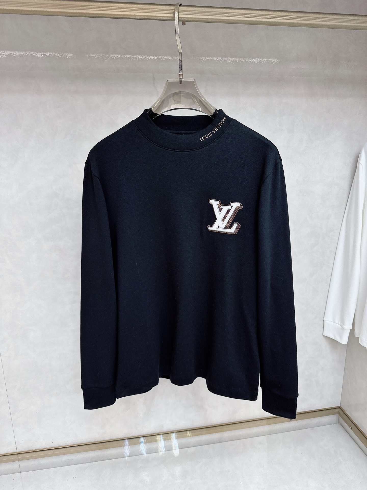 LV 2025秋冬专柜新款 时尚休闲打底衫长袖T恤，精选进口高密度双面拉架棉面料，精致原版logo打造，