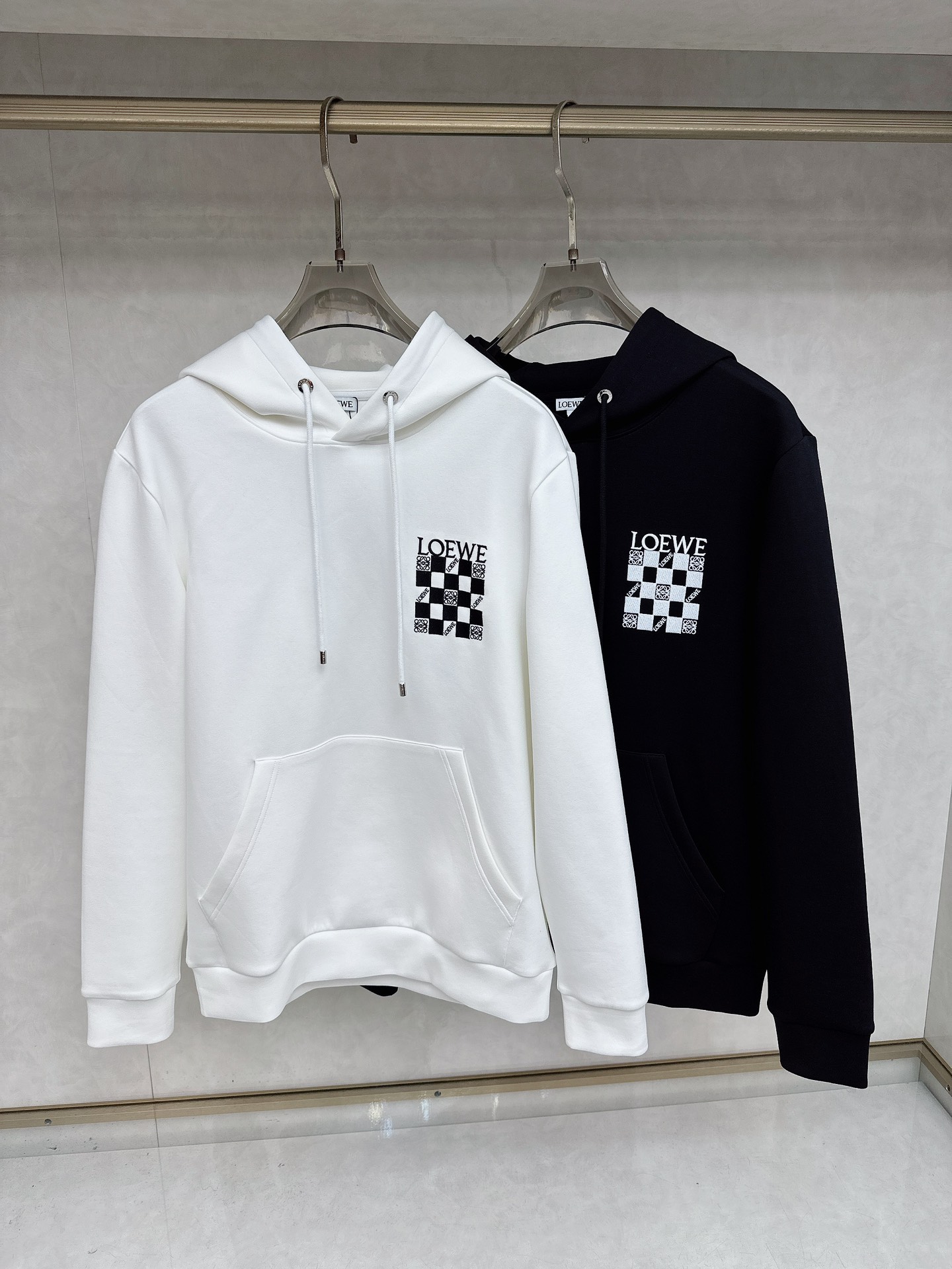 NO:647013,Luo Yiwei's new autumn and winter series of items are online. It is a very fashionable and avant-garde hooded sweatshirt for men and women, with a logo pattern that is different from the past and declares the brand's design philosophy that has been inherited for many years!  Its eye-catching appeal is no less than any classic style, perfectly presenting the sense of fashion, high-end and luxury to the world!  It is made of imported 100% cotton material supplied by customers. It is a selection of high-quality pure cotton fabrics. It feels soft, waxy and delicate to the skin. The actual product will definitely exceed your imagination. It is extremely comfortable and breathable. Even if you sweat profusely, you will not feel greasy or stuffy. It maximizes sweat wicking and moisture absorption!  Size S-XL,,loewe,hoodie,sweatshirts,hats,alexander wang19860909罗意威 秋冬全新系列单品上线,非常时髦前卫的一款男女同款连帽卫衣,标识logo图案,区别于以往的不同,宣示品牌传承多年的设计理念！其吸睛度完全不亚于任何经典款式,将时髦高级感与奢华感完美呈现在世人眼前！客供进口全棉材质制成,精选优质纯棉面料,触感软糯亲肤细腻,实物到手绝对超乎你的想象,贴身无比舒适透气,即便是汗流浃背也不会有腻身及闷热感可言,将排汗吸湿性发挥到了极致！尺码S-XL,,loewe,hoodie,sweatshirts,hats,alexander wang,Men's clothing