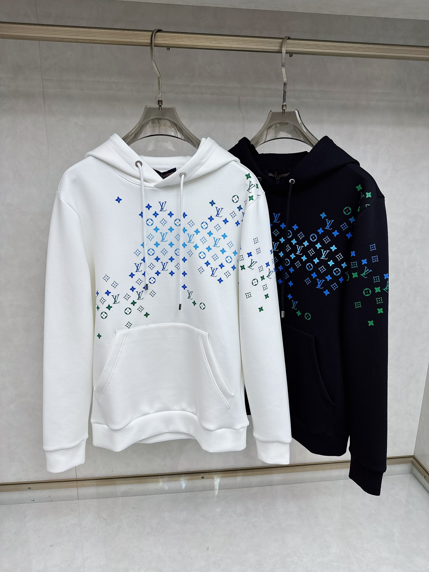 NO:647023,LV's new autumn and winter series of items are online. It is a very fashionable and avant-garde hooded sweatshirt for men and women, with a logo pattern that is different from the past and declares the brand's design philosophy that has been inherited for many years!  Its eye-catching appeal is no less than any classic style, perfectly presenting the sense of fashion, high-end and luxury to the world!  It is made of imported 100% cotton material supplied by customers. It is a selection of high-quality pure cotton fabrics. It feels soft, waxy and delicate to the skin. The actual product will definitely exceed your imagination. It is extremely comfortable and breathable. Even if you sweat profusely, you will not feel greasy or stuffy. It maximizes sweat wicking and moisture absorption!  Size S-XL,,louis vuitton,hoodie,sweatshirts,hats,alexander wang19860909LV 秋冬全新系列单品上线,非常时髦前卫的一款男女同款连帽卫衣,标识logo图案,区别于以往的不同,宣示品牌传承多年的设计理念！其吸睛度完全不亚于任何经典款式,将时髦高级感与奢华感完美呈现在世人眼前！客供进口全棉材质制成,精选优质纯棉面料,触感软糯亲肤细腻,实物到手绝对超乎你的想象,贴身无比舒适透气,即便是汗流浃背也不会有腻身及闷热感可言,将排汗吸湿性发挥到了极致！尺码S-XL,,louis vuitton,hoodie,sweatshirts,hats,alexander wang,Men's clothing