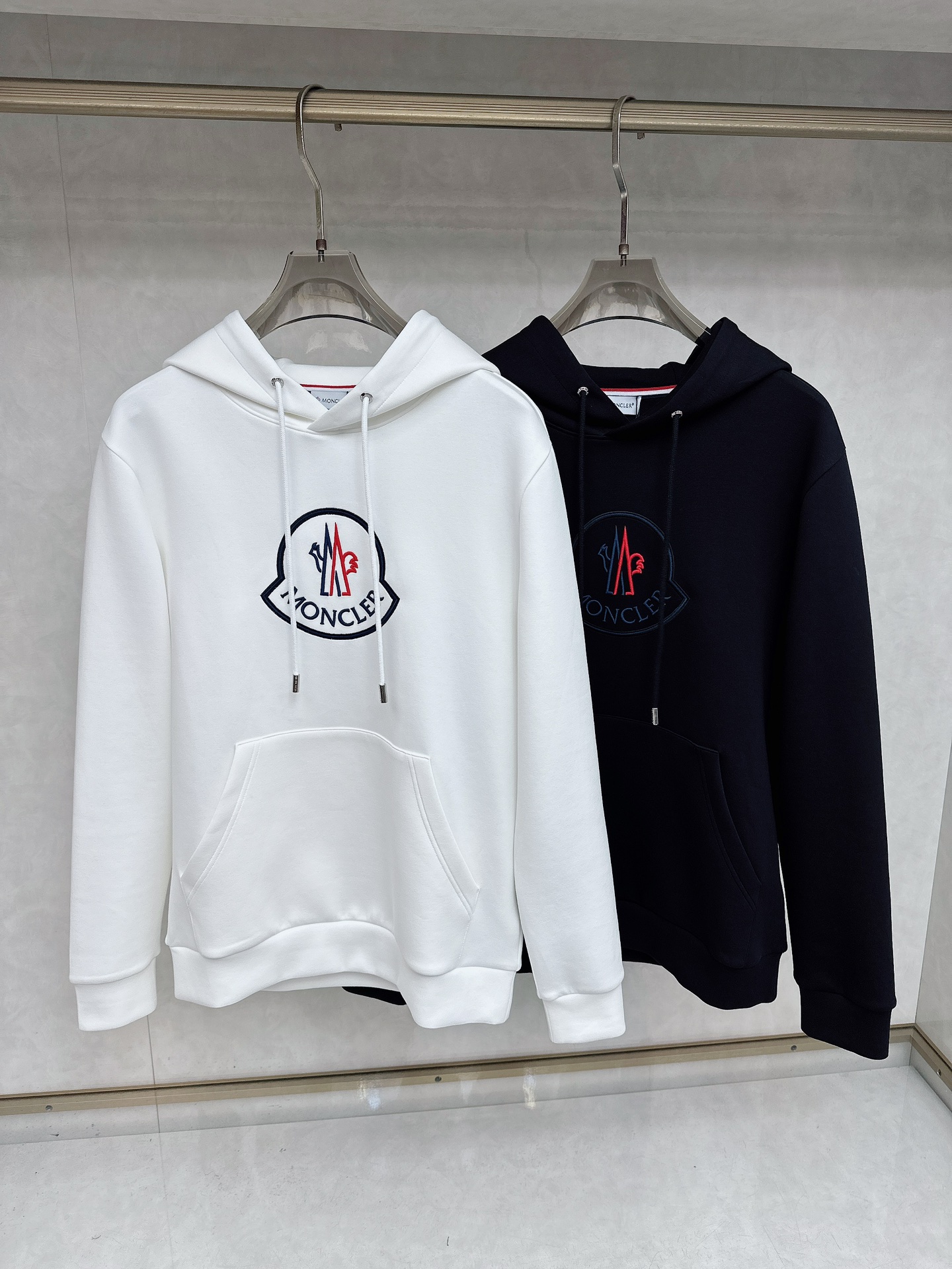 NO:647028,Mengkou's new autumn and winter series of items are online. It is a very fashionable and avant-garde hooded sweatshirt for men and women, with a logo pattern that is different from the past and declares the brand's design concept that has been inherited for many years!  Its eye-catching appeal is no less than any classic style, perfectly presenting the sense of fashion, high-end and luxury to the world!  It is made of imported 100% cotton material supplied by customers. It is a selection of high-quality pure cotton fabrics. It feels soft, waxy and delicate to the skin. The actual product will definitely exceed your imagination. It is extremely comfortable and breathable. Even if you sweat profusely, you will not feel greasy or stuffy. It maximizes sweat wicking and moisture absorption!  Size S-XL,,Moncler,hoodie,sweatshirts,hats,alexander wang19860909蒙口 秋冬全新系列单品上线,非常时髦前卫的一款男女同款连帽卫衣,标识logo图案,区别于以往的不同,宣示品牌传承多年的设计理念！其吸睛度完全不亚于任何经典款式,将时髦高级感与奢华感完美呈现在世人眼前！客供进口全棉材质制成,精选优质纯棉面料,触感软糯亲肤细腻,实物到手绝对超乎你的想象,贴身无比舒适透气,即便是汗流浃背也不会有腻身及闷热感可言,将排汗吸湿性发挥到了极致！尺码S-XL,,Moncler,hoodie,sweatshirts,hats,alexander wang,Men's clothing