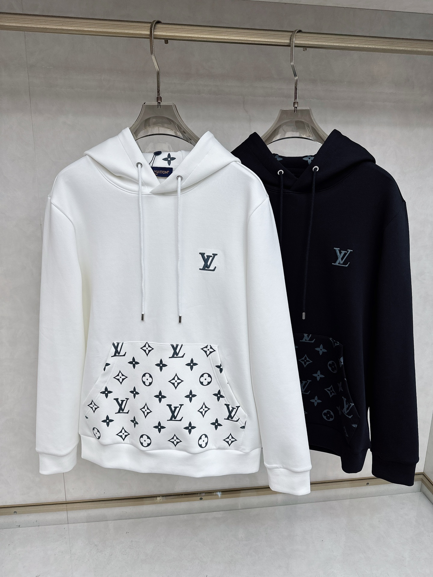 NO:647038,LV's new autumn and winter series of items are online. It is a very fashionable and avant-garde hooded sweatshirt for men and women, with a logo pattern that is different from the past and declares the brand's design philosophy that has been inherited for many years!  Its eye-catching appeal is no less than any classic style, perfectly presenting the sense of fashion, high-end and luxury to the world!  It is made of imported 100% cotton material supplied by customers. It is a selection of high-quality pure cotton fabrics. It feels soft, waxy and delicate to the skin. The actual product will definitely exceed your imagination. It is extremely comfortable and breathable. Even if you sweat profusely, you will not feel greasy or stuffy. It maximizes sweat wicking and moisture absorption!  Size S-XL,,louis vuitton,hoodie,sweatshirts,hats,alexander wang19860909LV 秋冬全新系列单品上线,非常时髦前卫的一款男女同款连帽卫衣,标识logo图案,区别于以往的不同,宣示品牌传承多年的设计理念！其吸睛度完全不亚于任何经典款式,将时髦高级感与奢华感完美呈现在世人眼前！客供进口全棉材质制成,精选优质纯棉面料,触感软糯亲肤细腻,实物到手绝对超乎你的想象,贴身无比舒适透气,即便是汗流浃背也不会有腻身及闷热感可言,将排汗吸湿性发挥到了极致！尺码S-XL,,louis vuitton,hoodie,sweatshirts,hats,alexander wang,Men's clothing