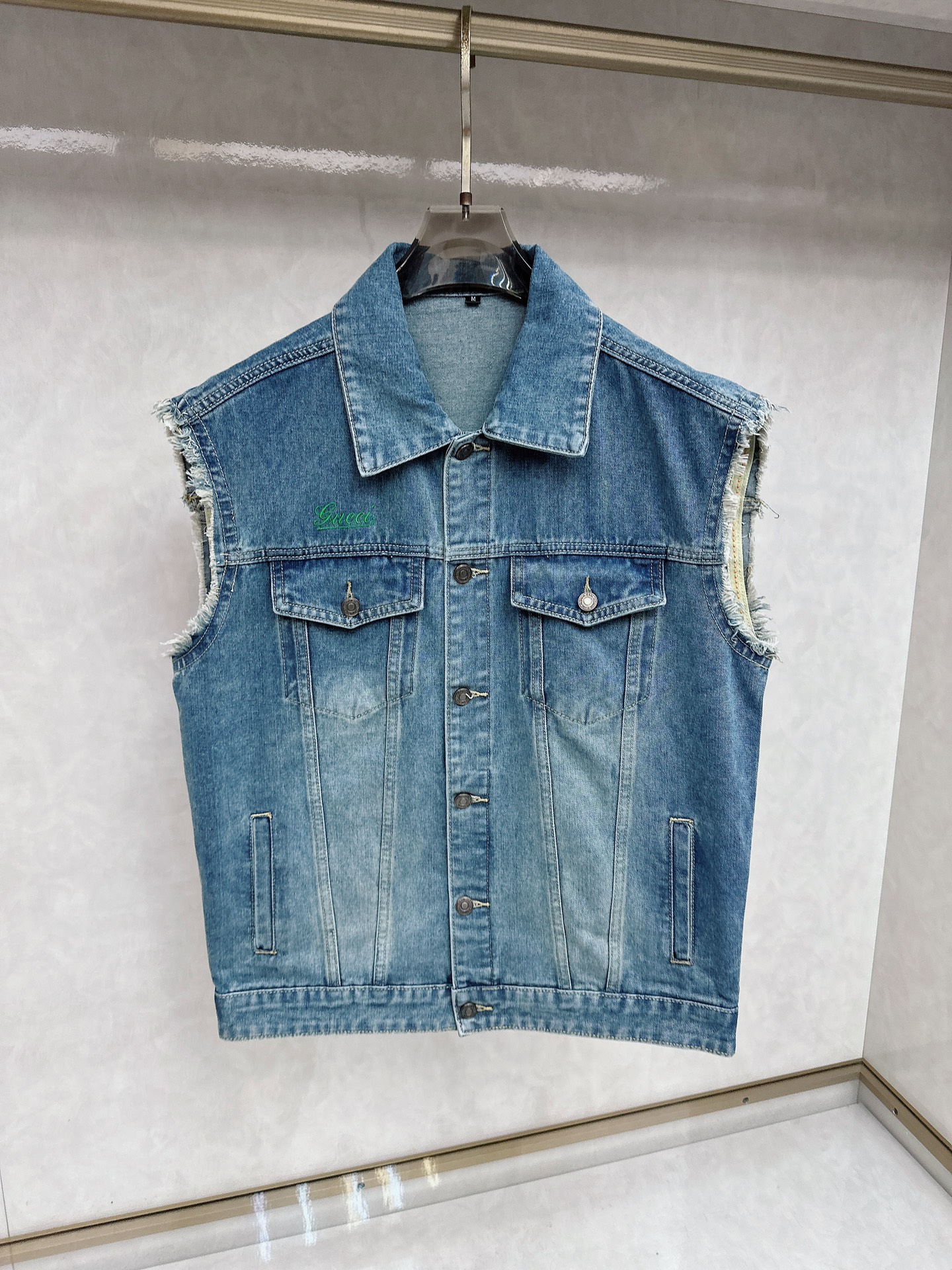 NO:623794,Gucci 2025 early autumn new men's denim vest jacket, the official website is synchronized with the original high-end denim shirt!  Fashionable denim clothing with high precision and heavy craftsmanship!  Very casual M-XXXL,,jackets & coats,alexander wang19860909古奇 2025早秋全新男士牛仔马甲外套 官网同步原单高端牛仔衫 ！时尚牛仔衣 高精度重磅工艺！ 非常显休闲 M-XXXL,,jackets & coats,alexander wang,Men's clothing