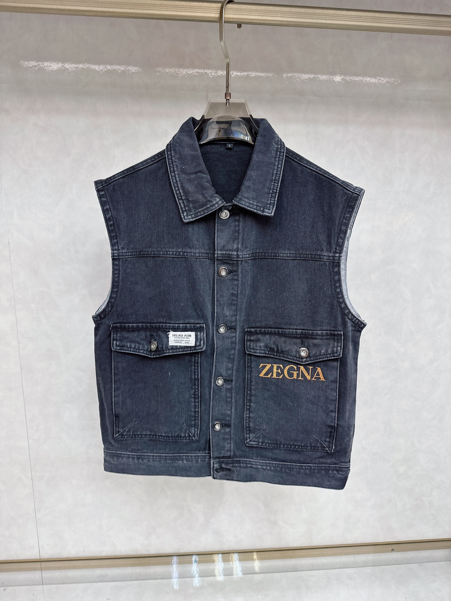 NO:623798,Ermenegildo Zegna 2025 early autumn new men's denim vest jacket, the official website is synchronized with the original high-end denim shirt!  Fashionable denim clothing with high precision and heavy craftsmanship!  Very casual M-XXXL,,zegna,jackets & coats,alexander wang19860909杰尼亚 2025早秋全新男士牛仔马甲外套 官网同步原单高端牛仔衫 ！时尚牛仔衣 高精度重磅工艺！ 非常显休闲 M-XXXL,,zegna,jackets & coats,alexander wang,Men's clothing