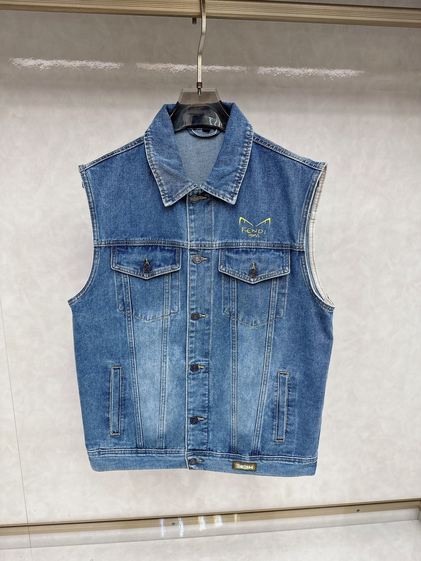 NO:623865,Fendi 2025 early autumn new men's denim vest jacket, the official website is synchronized with the original high-end denim shirt!  Fashionable denim clothing with high precision and heavy craftsmanship!  Very casual M-XXXL,,fendi,jackets & coats,alexander wang19860909芬迪 2025早秋全新男士牛仔马甲外套 官网同步原单高端牛仔衫 ！时尚牛仔衣 高精度重磅工艺！ 非常显休闲 M-XXXL,,fendi,jackets & coats,alexander wang,Men's clothing