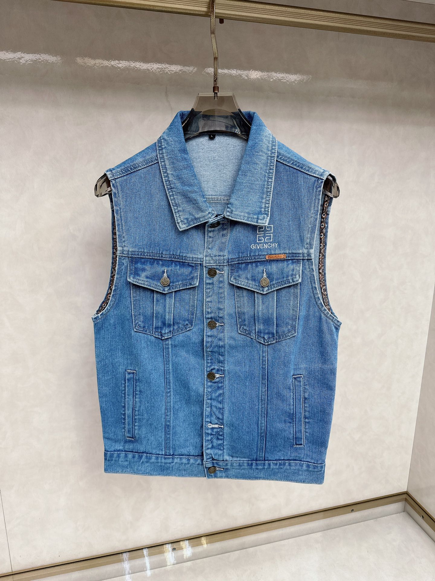 NO:623873,Givenchy 2025 early autumn new men's denim vest jacket, the official website is synchronized with the original high-end denim shirt!  Fashionable denim clothing with high precision and heavy craftsmanship!  Very casual M-XXXL,,givenchy,jackets & coats,alexander wang19860909纪梵希 2025早秋全新男士牛仔马甲外套 官网同步原单高端牛仔衫 ！时尚牛仔衣 高精度重磅工艺！ 非常显休闲 M-XXXL,,givenchy,jackets & coats,alexander wang,Men's clothing