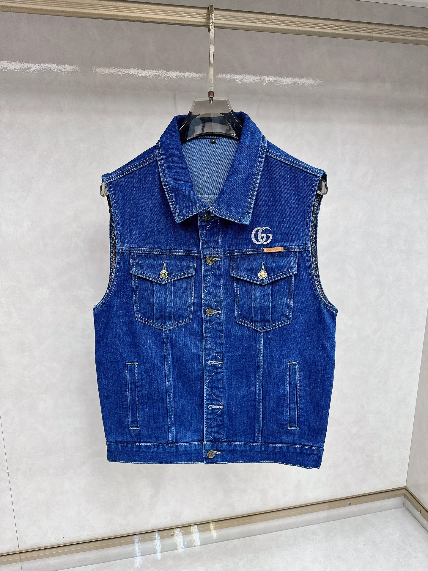 NO:623878,Gucci 2025 early autumn new men's denim vest jacket, the official website is synchronized with the original high-end denim shirt!  Fashionable denim clothing with high precision and heavy craftsmanship!  Very casual M-XXXL,,jackets & coats,alexander wang19860909古奇 2025早秋全新男士牛仔马甲外套 官网同步原单高端牛仔衫 ！时尚牛仔衣 高精度重磅工艺！ 非常显休闲 M-XXXL,,jackets & coats,alexander wang,Men's clothing