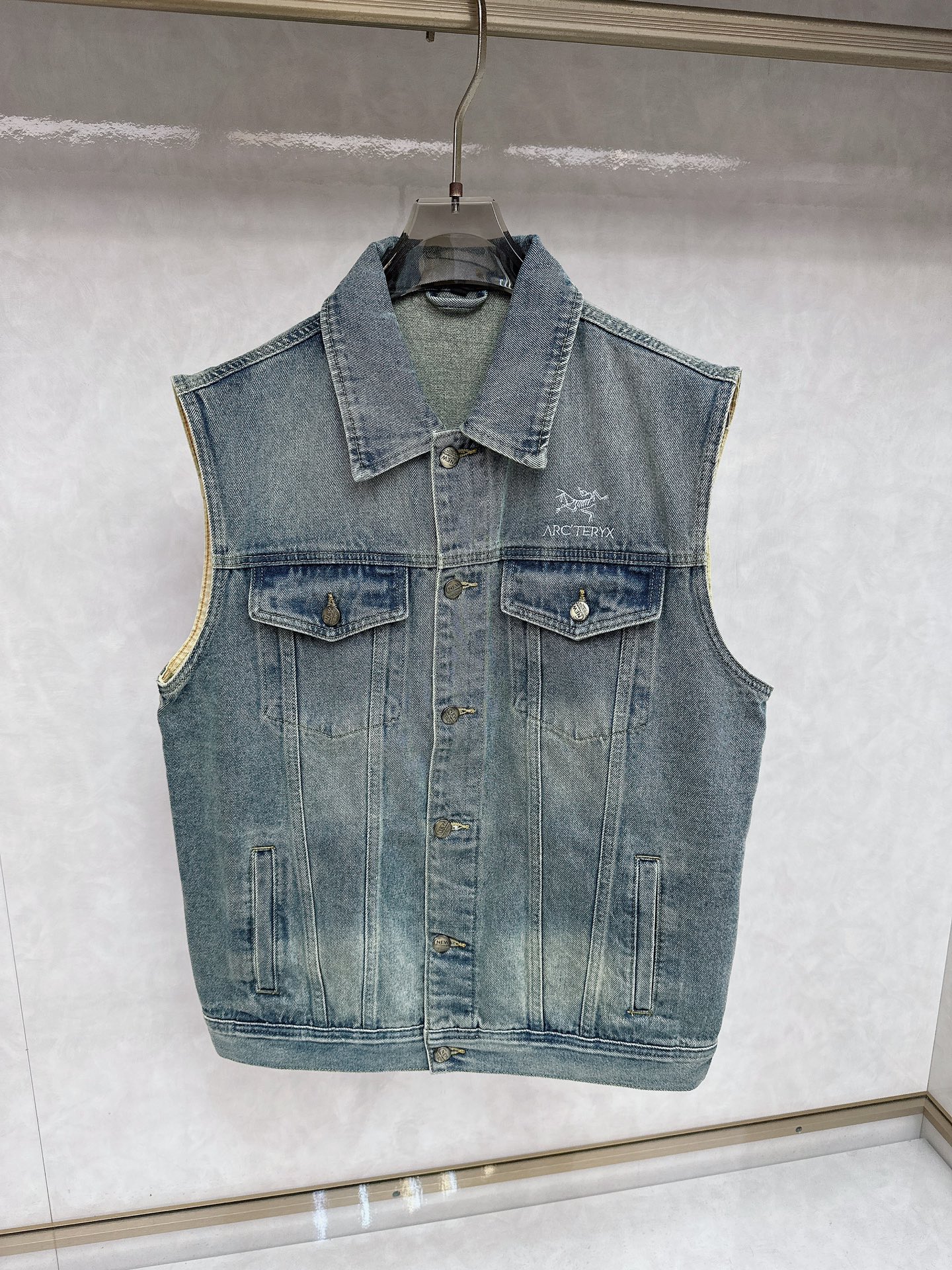 NO:623884,Arc'teryx 2025 early autumn new men's denim vest jacket, the official website is synchronized with the original high-end denim shirt!  Fashionable denim clothing with high precision and heavy craftsmanship!  Very casual M-XXXL,arc'teryx,jackets & coats,alexander wang19860909始祖鸟 2025早秋全新男士牛仔马甲外套 官网同步原单高端牛仔衫 ！时尚牛仔衣 高精度重磅工艺！ 非常显休闲 M-XXXL,arc'teryx,jackets & coats,alexander wang,Men's clothing