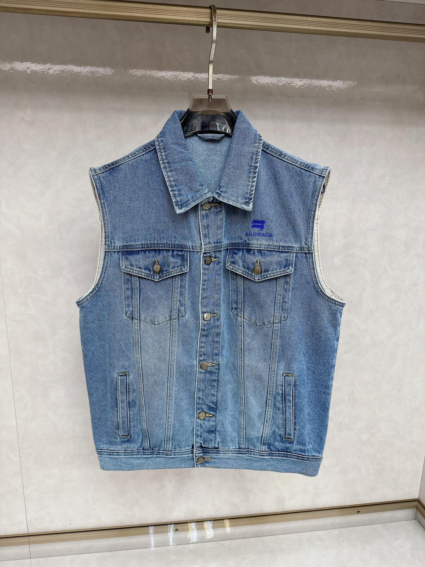 NO:623890,Balenciaga 2025 early autumn new men's denim vest jacket, the official website is synchronized with the original high-end denim shirt!  Fashionable denim clothing with high precision and heavy craftsmanship!  Very casual M-XXXL,,balenciaga,jackets & coats,alexander wang19860909巴黎世家 2025早秋全新男士牛仔马甲外套 官网同步原单高端牛仔衫 ！时尚牛仔衣 高精度重磅工艺！ 非常显休闲 M-XXXL,,balenciaga,jackets & coats,alexander wang,Men's clothing