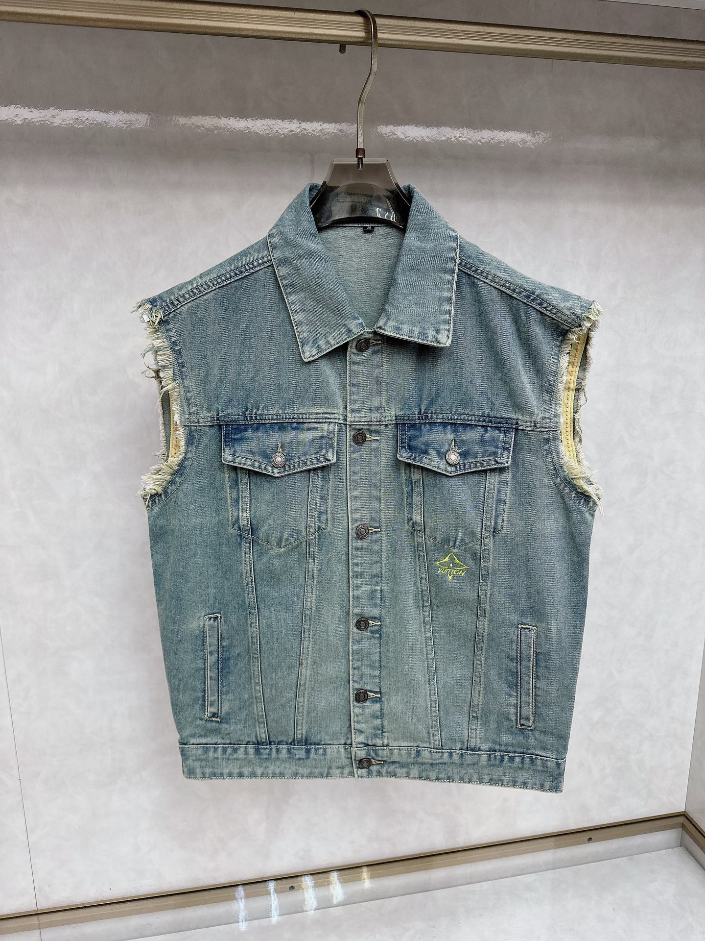 NO:623894,LV 2025 early autumn new men's denim vest jacket, the official website is synchronized with the original high-end denim shirt!  Fashionable denim clothing with high precision and heavy craftsmanship!  Very casual M-XXXL,,louis vuitton,jackets & coats,alexander wang19860909LV 2025早秋全新男士牛仔马甲外套 官网同步原单高端牛仔衫 ！时尚牛仔衣 高精度重磅工艺！ 非常显休闲 M-XXXL,,louis vuitton,jackets & coats,alexander wang,Men's clothing