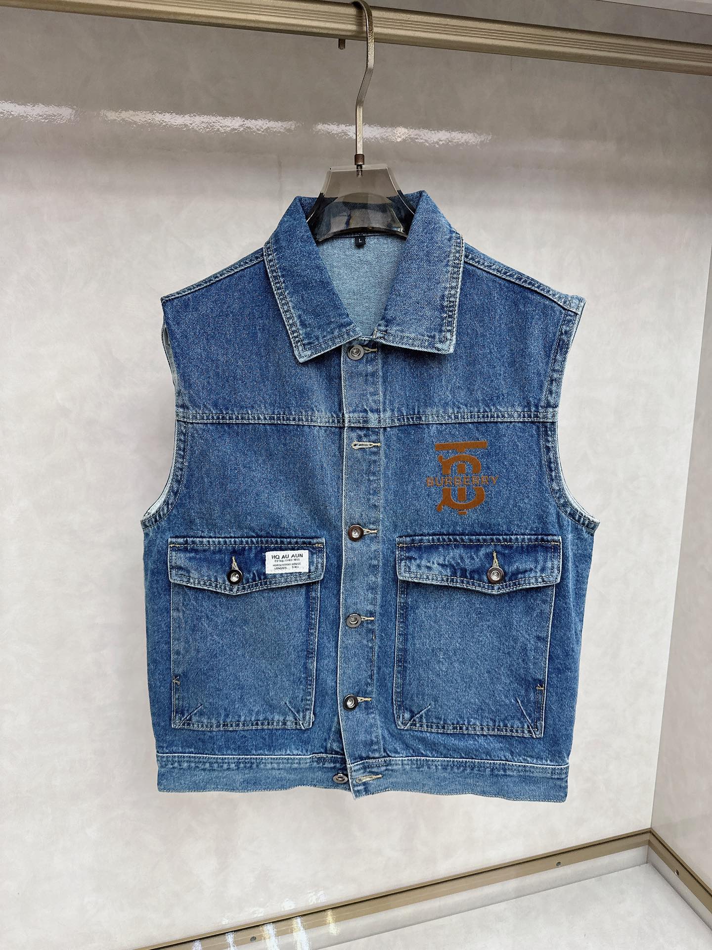 NO:623899,Burberry 2025 early autumn new men's denim vest jacket, the official website is synchronized with the original high-end denim shirt!  Fashionable denim clothing with high precision and heavy craftsmanship!  Very casual M-XXXL,,burberry,jackets & coats,alexander wang19860909巴宝莉 2025早秋全新男士牛仔马甲外套 官网同步原单高端牛仔衫 ！时尚牛仔衣 高精度重磅工艺！ 非常显休闲 M-XXXL,,burberry,jackets & coats,alexander wang,Men's clothing
