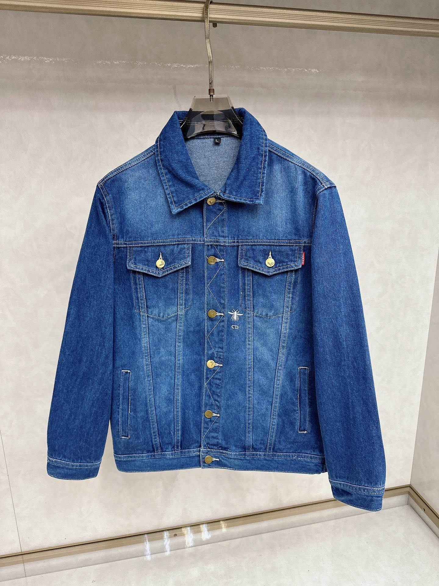 NO:623904,Dior Dior top version!  2025 new style washed letter denim jacket. One you can wear with your eyes closed!  The upper body is incomparably versatile and looks great!  The original mold is used to customize the logo, and the denim is washed and adjusted multiple times to ensure that the color saturation is the same. The hardware and leather are all customized through the mold, and the embroidered letters on the back are designed to be versatile and high-end. They are washed, loose fit, and the size is M-3XL, dior, dior, jackets & coats, alexander wang19860909Dior 迪奥 顶级版本！2025新款水洗字母牛仔外套.闭眼入的一款！上身无敌百搭好看！原版开模定制logo,牛仔水洗多次调整保证颜色饱和度无差 五金皮料都是开模定制的,后背刺绣字母设计百搭高级,经过水洗工艺,宽松版型,码数M-3XL,,dior,dior,jackets & coats,alexander wang,Men's clothing