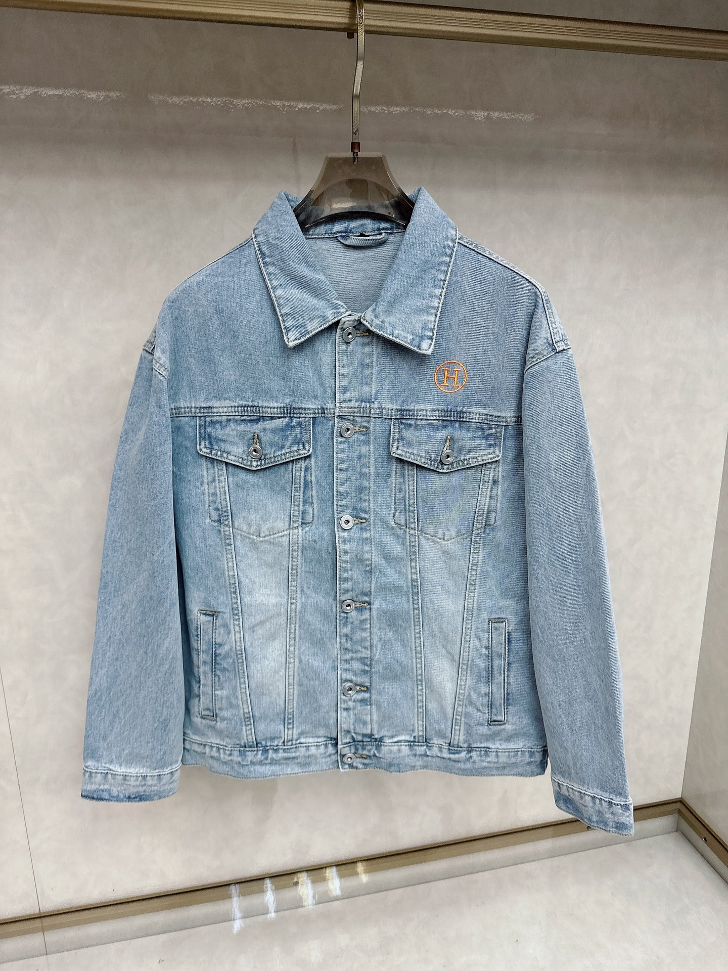 NO:623909,Hermès top version!  2025 new style washed letter denim jacket. One you can wear with your eyes closed!  The upper body is incomparably versatile and looks great!  The original mold is used to customize the logo, and the denim is washed and adjusted multiple times to ensure that the color saturation is the same. The hardware and leather are all custom molded, and the embroidered letters on the back are designed to be versatile and high-end. They are washed, loose fit, and the size is M-3XL, hermes, jackets & coats, alexander wang19860909爱马仕 顶级版本！2025新款水洗字母牛仔外套.闭眼入的一款！上身无敌百搭好看！原版开模定制logo,牛仔水洗多次调整保证颜色饱和度无差 五金皮料都是开模定制的,后背刺绣字母设计百搭高级,经过水洗工艺,宽松版型,码数M-3XL,,hermes,jackets & coats,alexander wang,Men's clothing