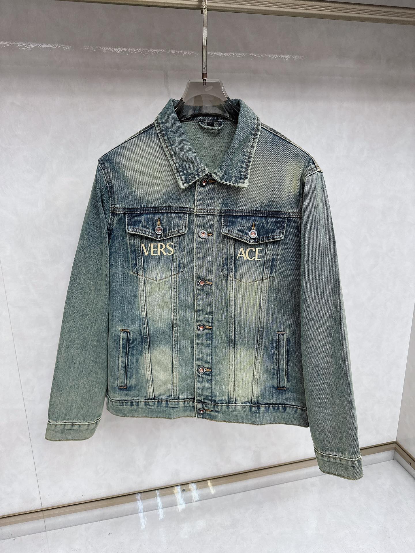 NO:623914,Versace top version!  2025 new style washed letter denim jacket. One you can wear with your eyes closed!  The upper body is incomparably versatile and looks great!  The original mold is used to customize the logo, and the denim is washed and adjusted multiple times to ensure that the color saturation is the same. The hardware and leather are all custom molded, and the embroidered letters on the back are designed to be versatile and high-end. They are washed, loose fit, size M-3XL, versace, jackets & coats, alexander wang19860909范思哲 顶级版本！2025新款水洗字母牛仔外套.闭眼入的一款！上身无敌百搭好看！原版开模定制logo,牛仔水洗多次调整保证颜色饱和度无差 五金皮料都是开模定制的,后背刺绣字母设计百搭高级,经过水洗工艺,宽松版型,码数M-3XL,,versace,jackets & coats,alexander wang,Men's clothing