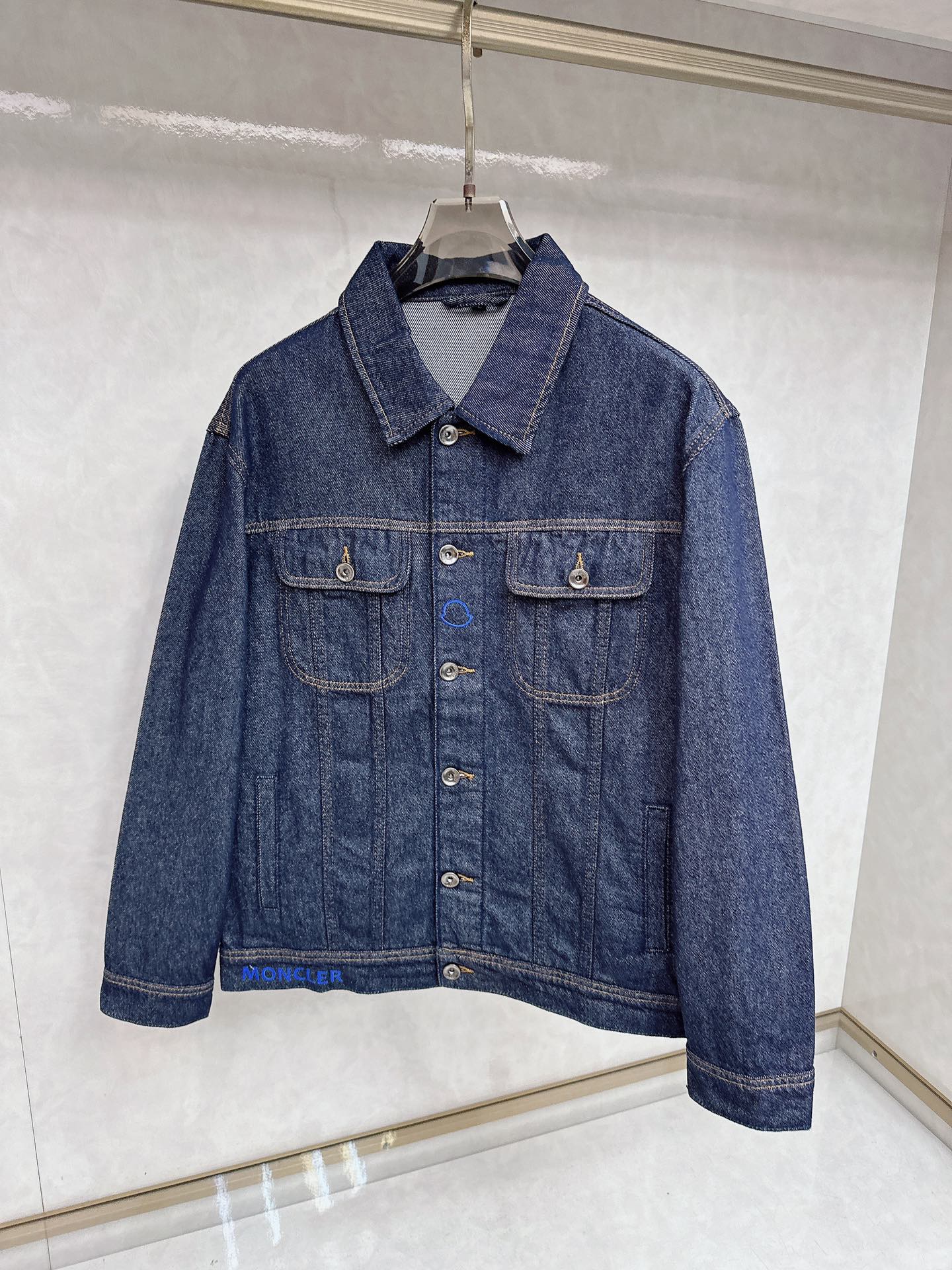 NO:623919,Mouthless top version!  2025 new style washed letter denim jacket. One you can wear with your eyes closed!  The upper body is incomparably versatile and looks great!  The original mold is used to customize the logo, and the denim is washed and adjusted multiple times to ensure that the color saturation is the same. The hardware and leather are all customized through the mold, and the embroidered letters on the back are designed to be versatile and high-end. They are washed, loose fit, and the size is M-3XL, Moncler, jackets & coats, alexander wang19860909蒙口 顶级版本！2025新款水洗字母牛仔外套.闭眼入的一款！上身无敌百搭好看！原版开模定制logo,牛仔水洗多次调整保证颜色饱和度无差 五金皮料都是开模定制的,后背刺绣字母设计百搭高级,经过水洗工艺,宽松版型,码数M-3XL,,Moncler,jackets & coats,alexander wang,Men's clothing