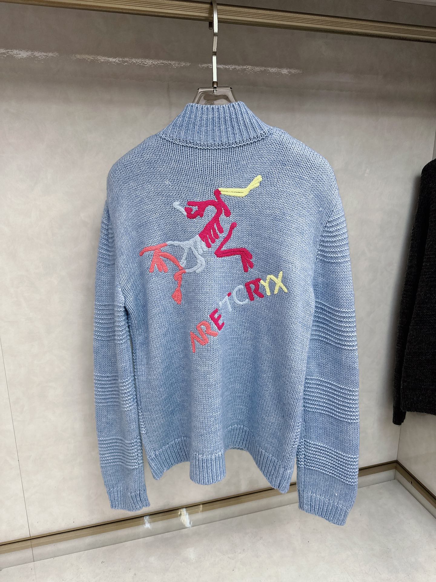 P360 始祖鸟 25ss秋冬【新品】最新最顶级羊毛针织衫 ！，精致配色融合新款潮套头衫，最顶级的品质在售，顶级制作工艺进口面料，款独特设计，采用进口高端订制进口丝线手感一流！官网在售。
码数:M-3XL