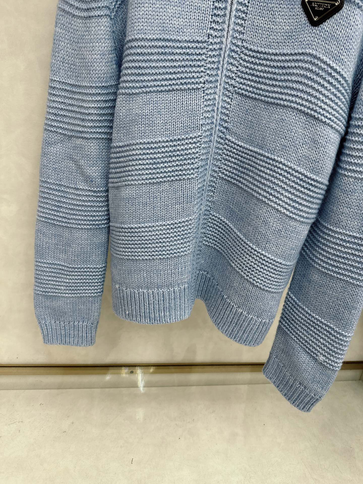 P360 始祖鸟 25ss秋冬【新品】最新最顶级羊毛针织衫 ！，精致配色融合新款潮套头衫，最顶级的品质在售，顶级制作工艺进口面料，款独特设计，采用进口高端订制进口丝线手感一流！官网在售。
码数:M-3XL