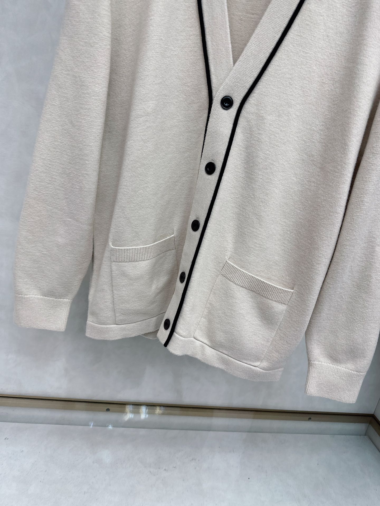 lp🆕 LoroPiana 羊绒针织毛衣开衫，100％顶级羊绒面料，奢级纤维带来云朵般柔糯触感，贴身穿也