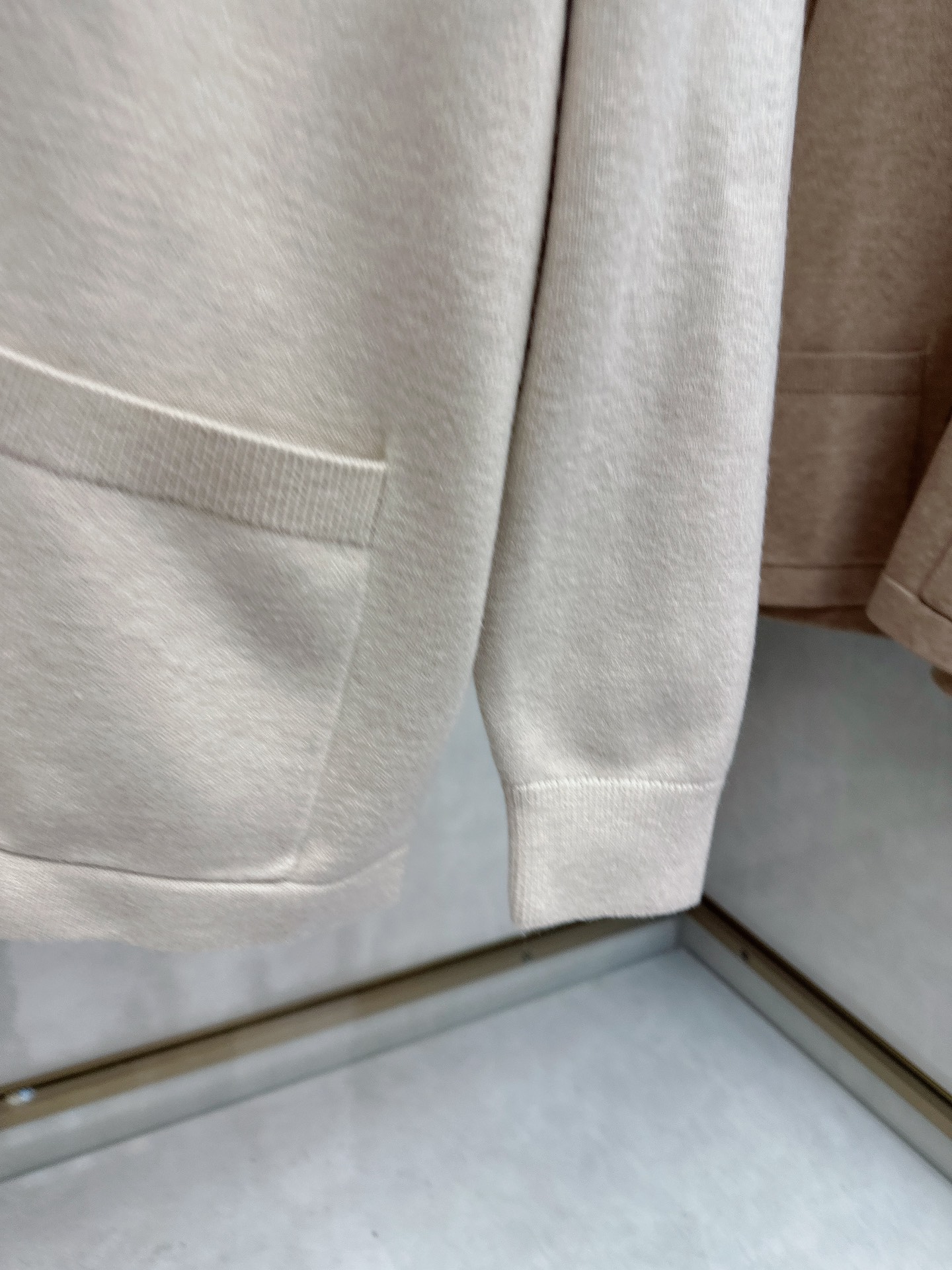 lp🆕 LoroPiana 羊绒针织毛衣开衫，100％顶级羊绒面料，奢级纤维带来云朵般柔糯触感，贴身穿也