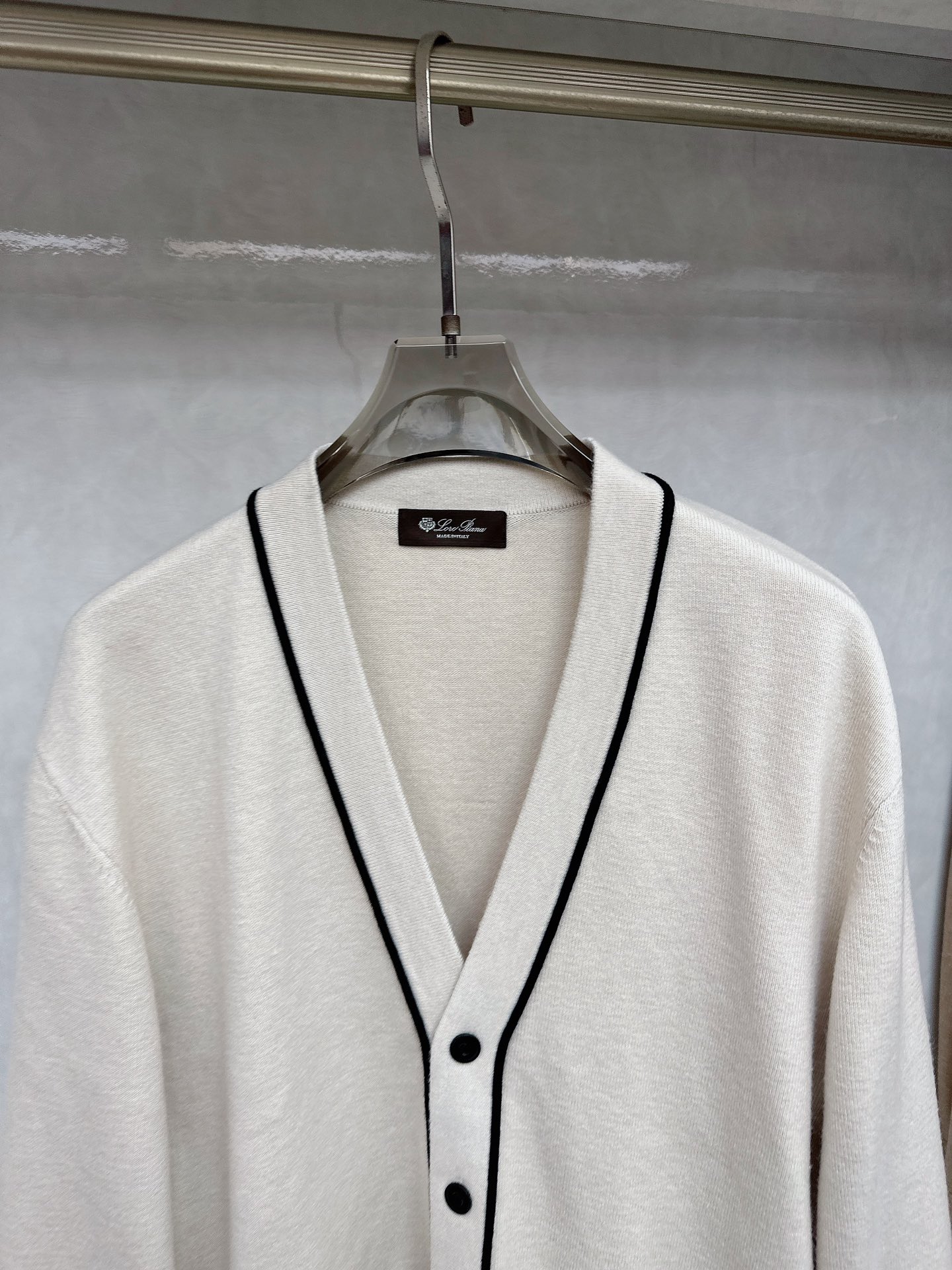 lp🆕 LoroPiana 羊绒针织毛衣开衫，100％顶级羊绒面料，奢级纤维带来云朵般柔糯触感，贴身穿也