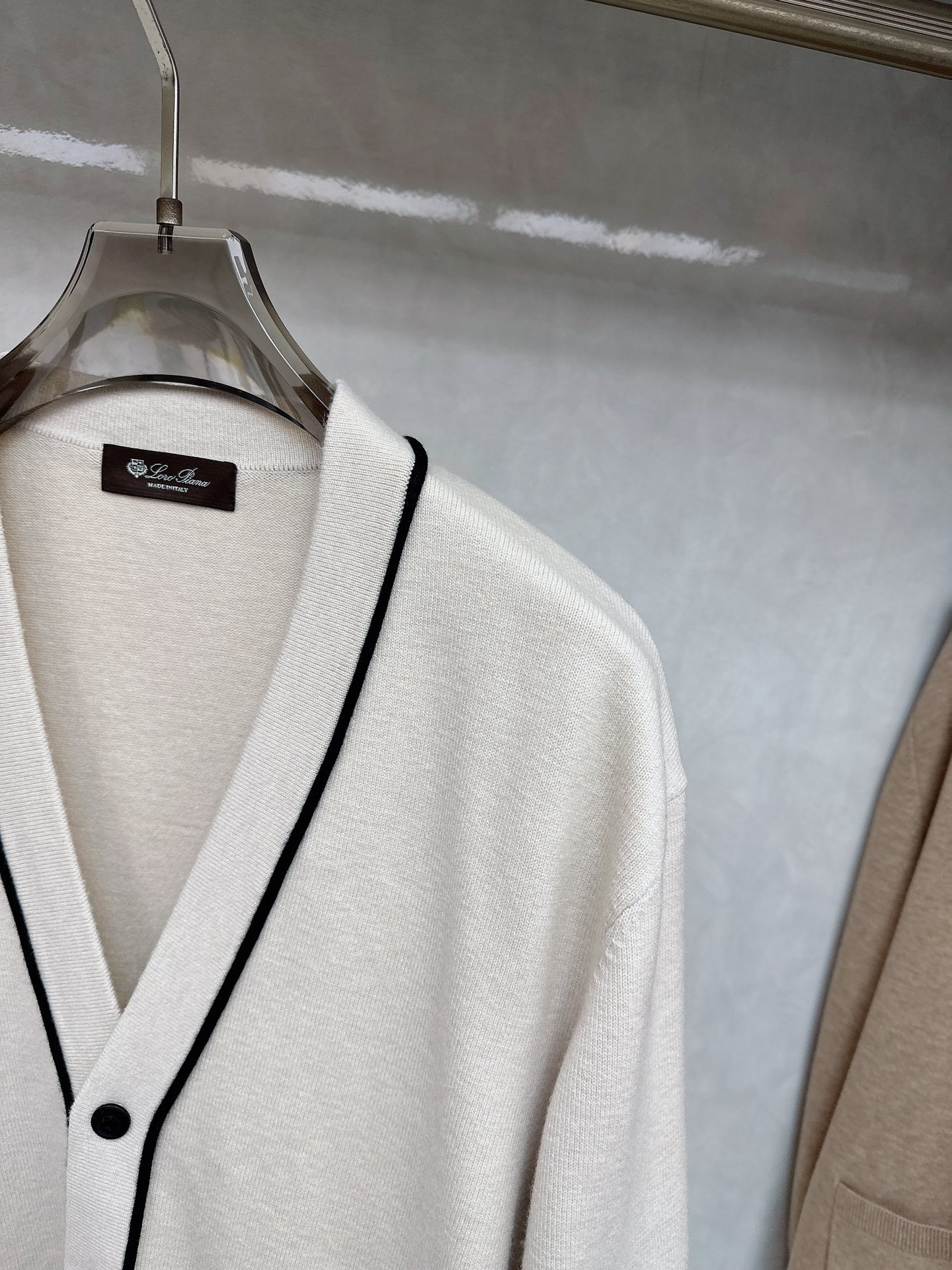 lp🆕 LoroPiana 羊绒针织毛衣开衫，100％顶级羊绒面料，奢级纤维带来云朵般柔糯触感，贴身穿也