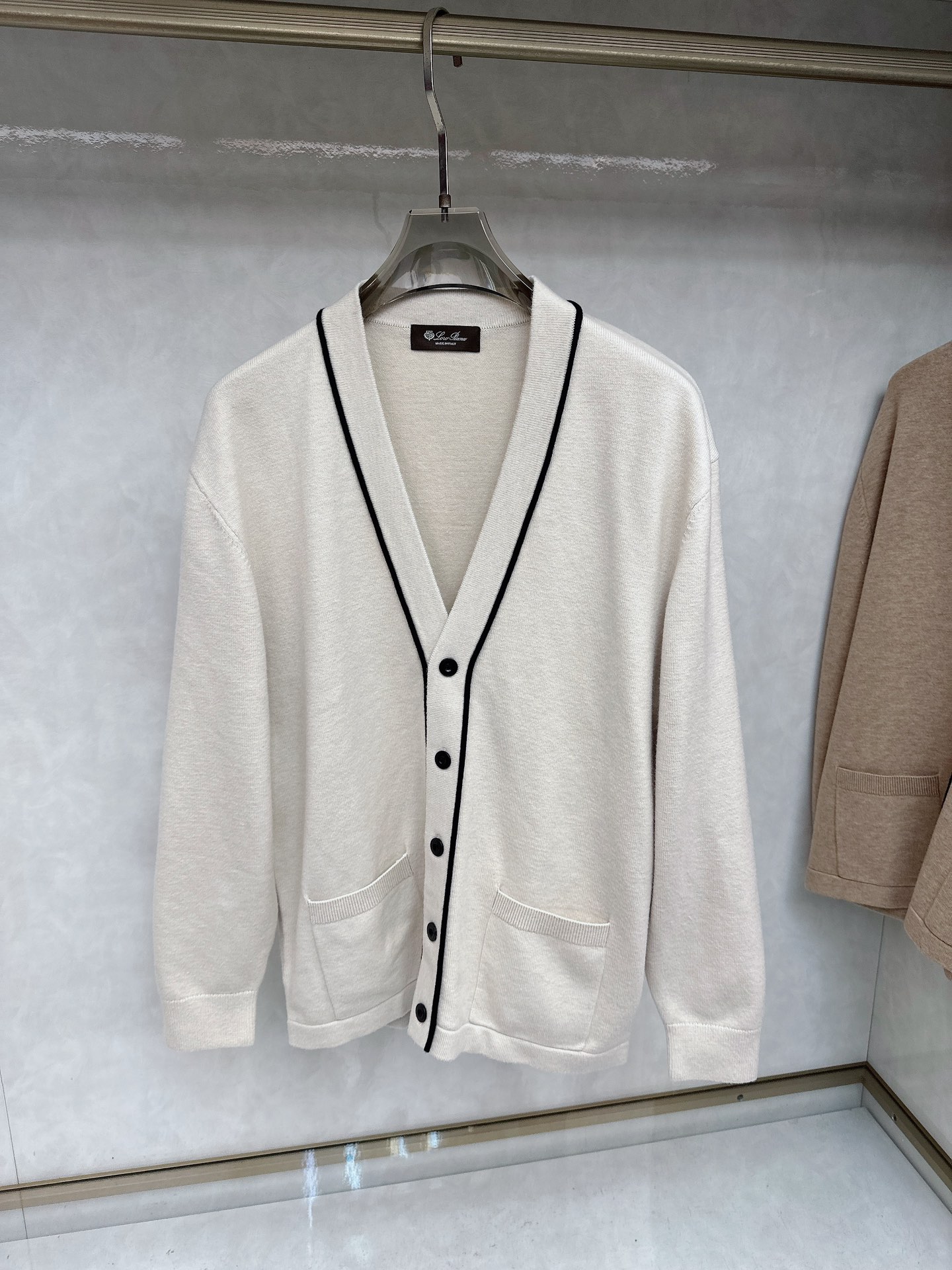 lp🆕 LoroPiana 羊绒针织毛衣开衫，100％顶级羊绒面料，奢级纤维带来云朵般柔糯触感，贴身穿也