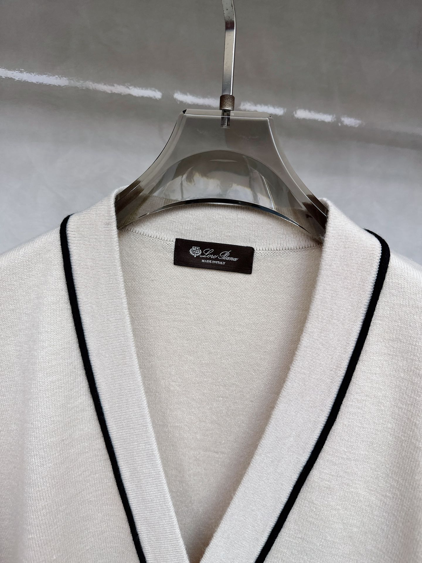 lp🆕 LoroPiana 羊绒针织毛衣开衫，100％顶级羊绒面料，奢级纤维带来云朵般柔糯触感，贴身穿也