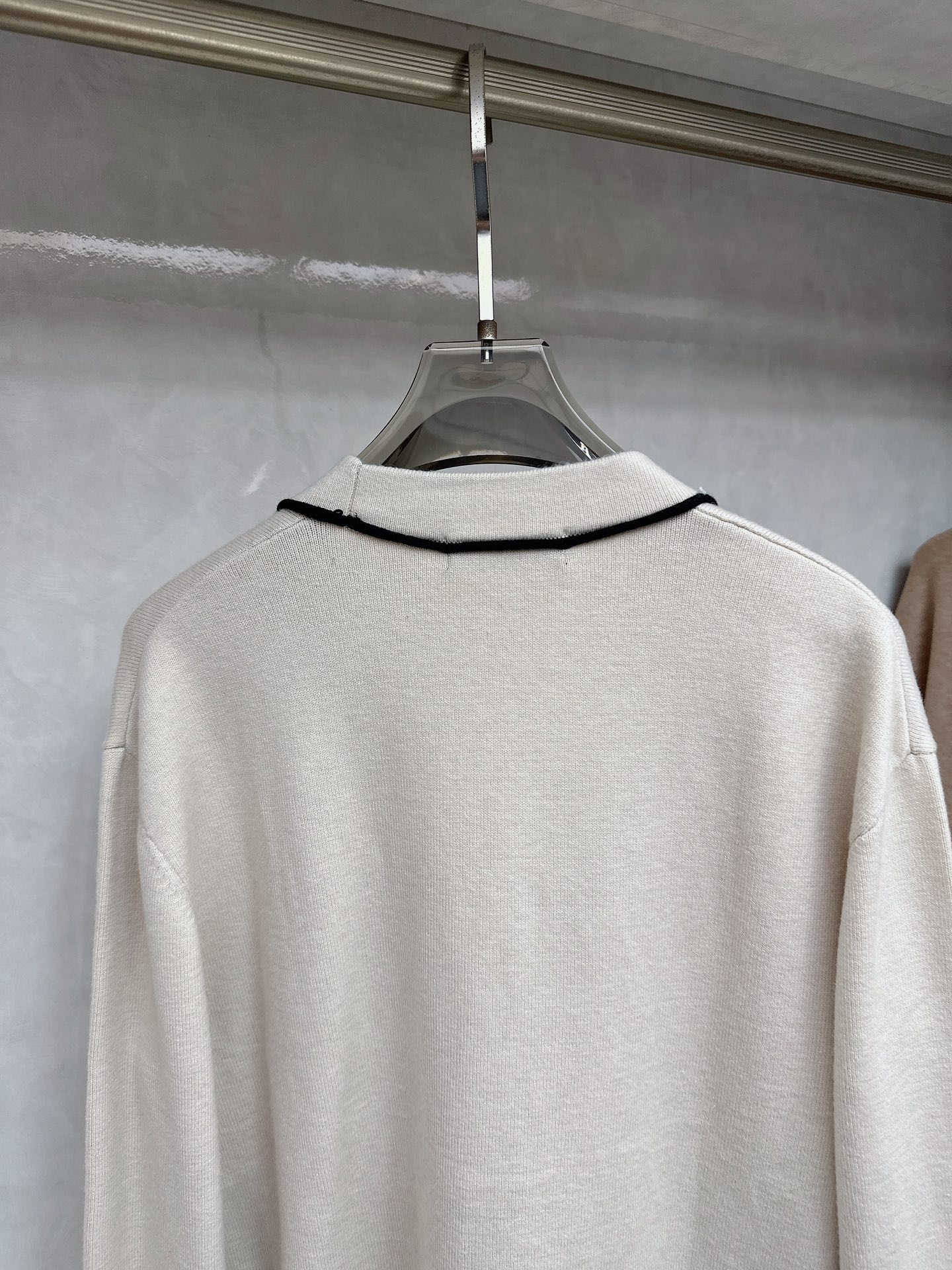 lp🆕 LoroPiana 羊绒针织毛衣开衫，100％顶级羊绒面料，奢级纤维带来云朵般柔糯触感，贴身穿也