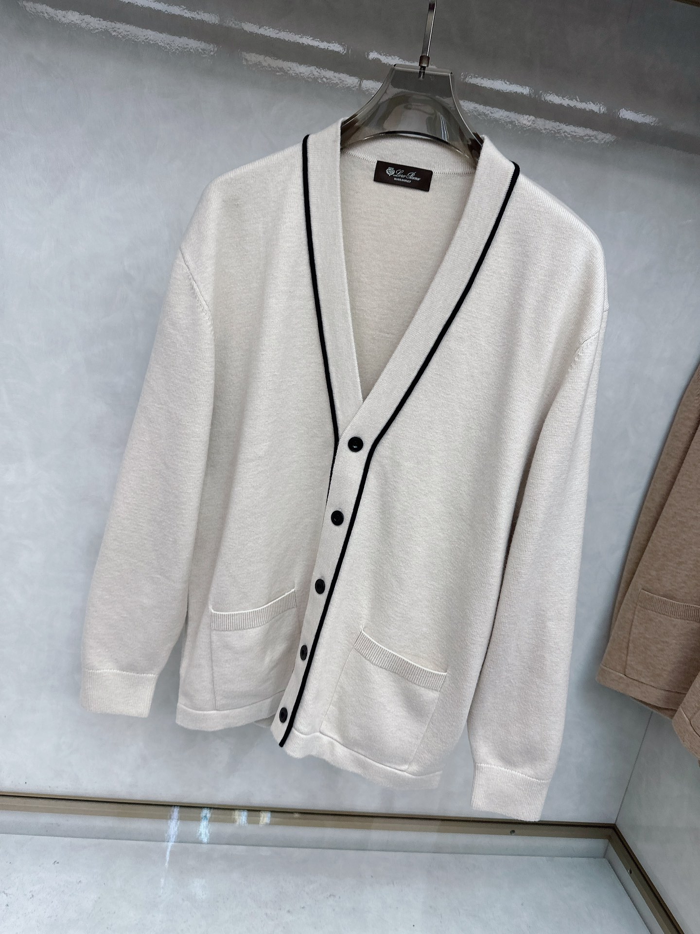 lp🆕 LoroPiana 羊绒针织毛衣开衫，100％顶级羊绒面料，奢级纤维带来云朵般柔糯触感，贴身穿也