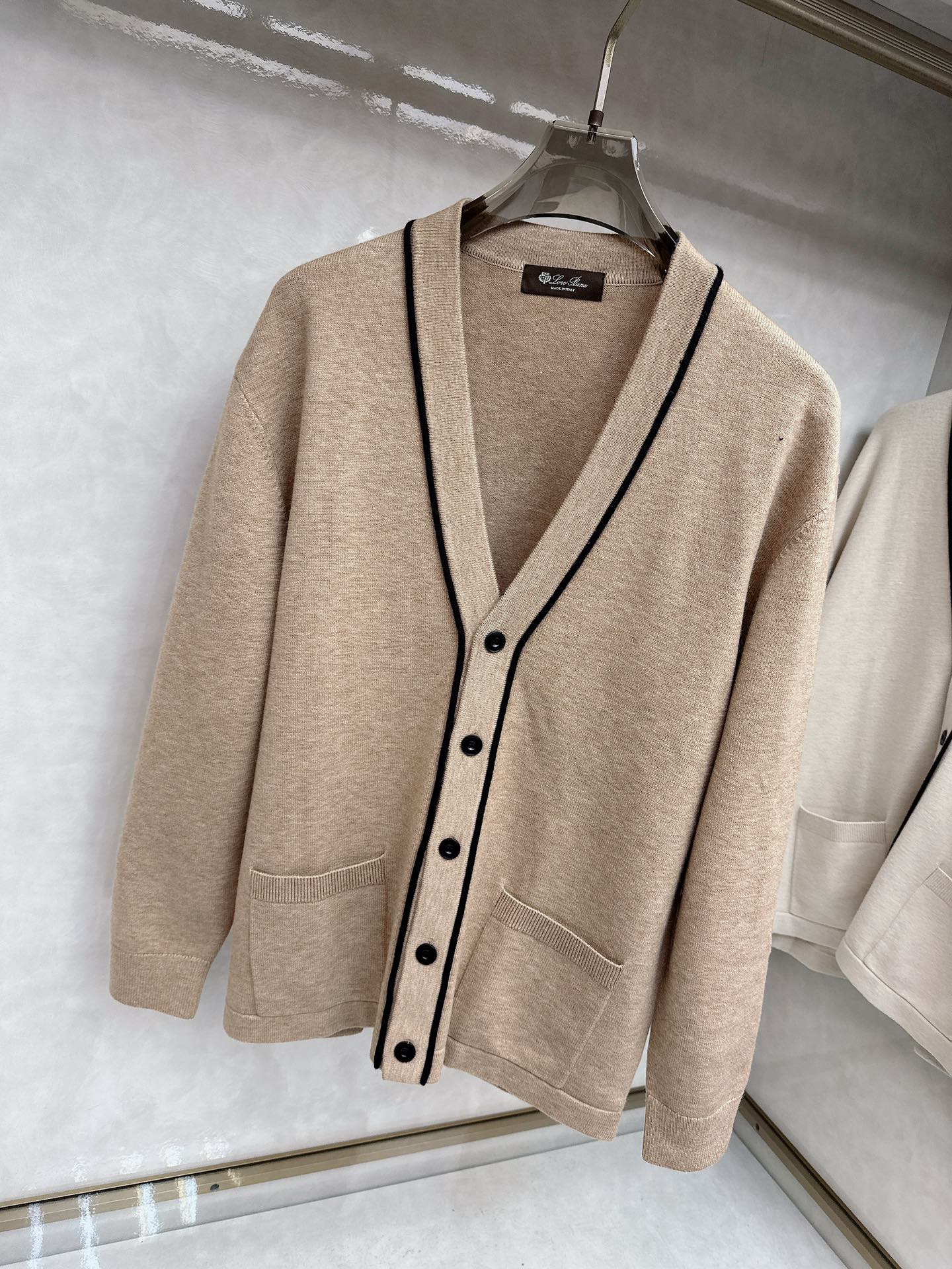 lp🆕 LoroPiana 羊绒针织毛衣开衫，100％顶级羊绒面料，奢级纤维带来云朵般柔糯触感，贴身穿也