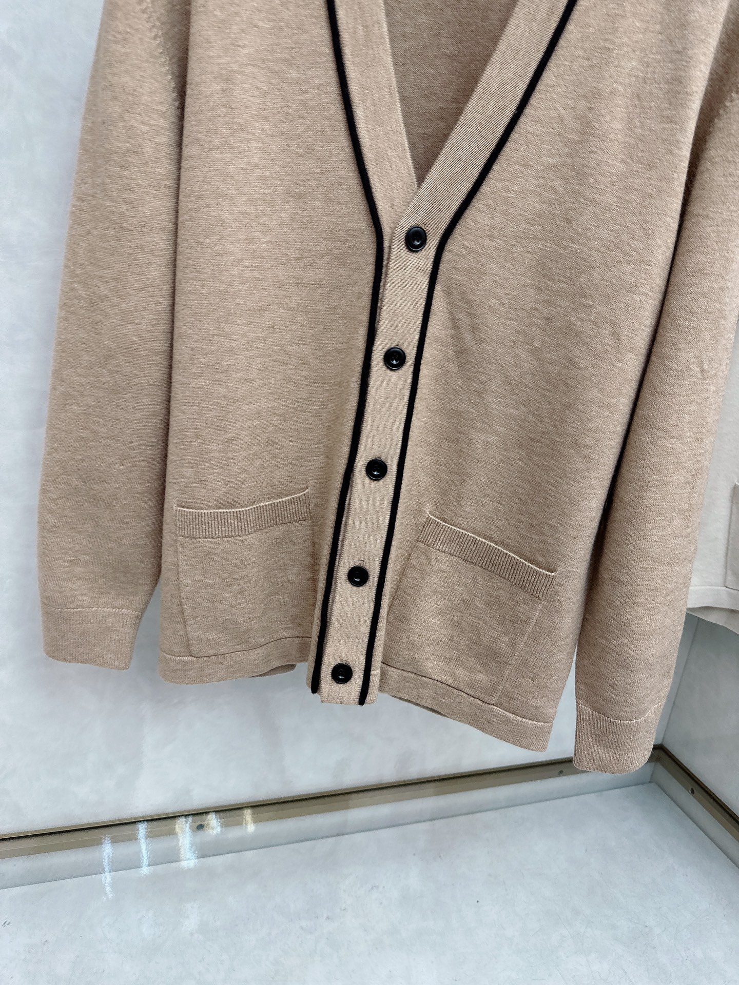 lp🆕 LoroPiana 羊绒针织毛衣开衫，100％顶级羊绒面料，奢级纤维带来云朵般柔糯触感，贴身穿也