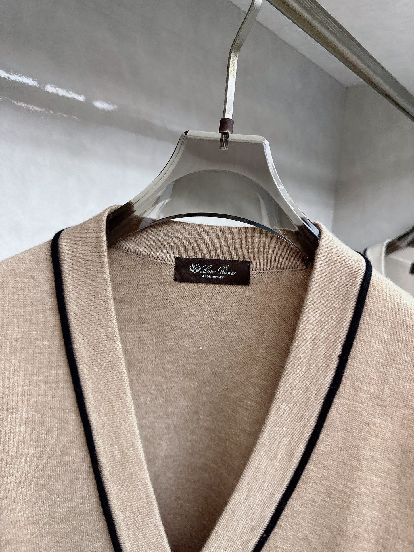 lp🆕 LoroPiana 羊绒针织毛衣开衫，100％顶级羊绒面料，奢级纤维带来云朵般柔糯触感，贴身穿也