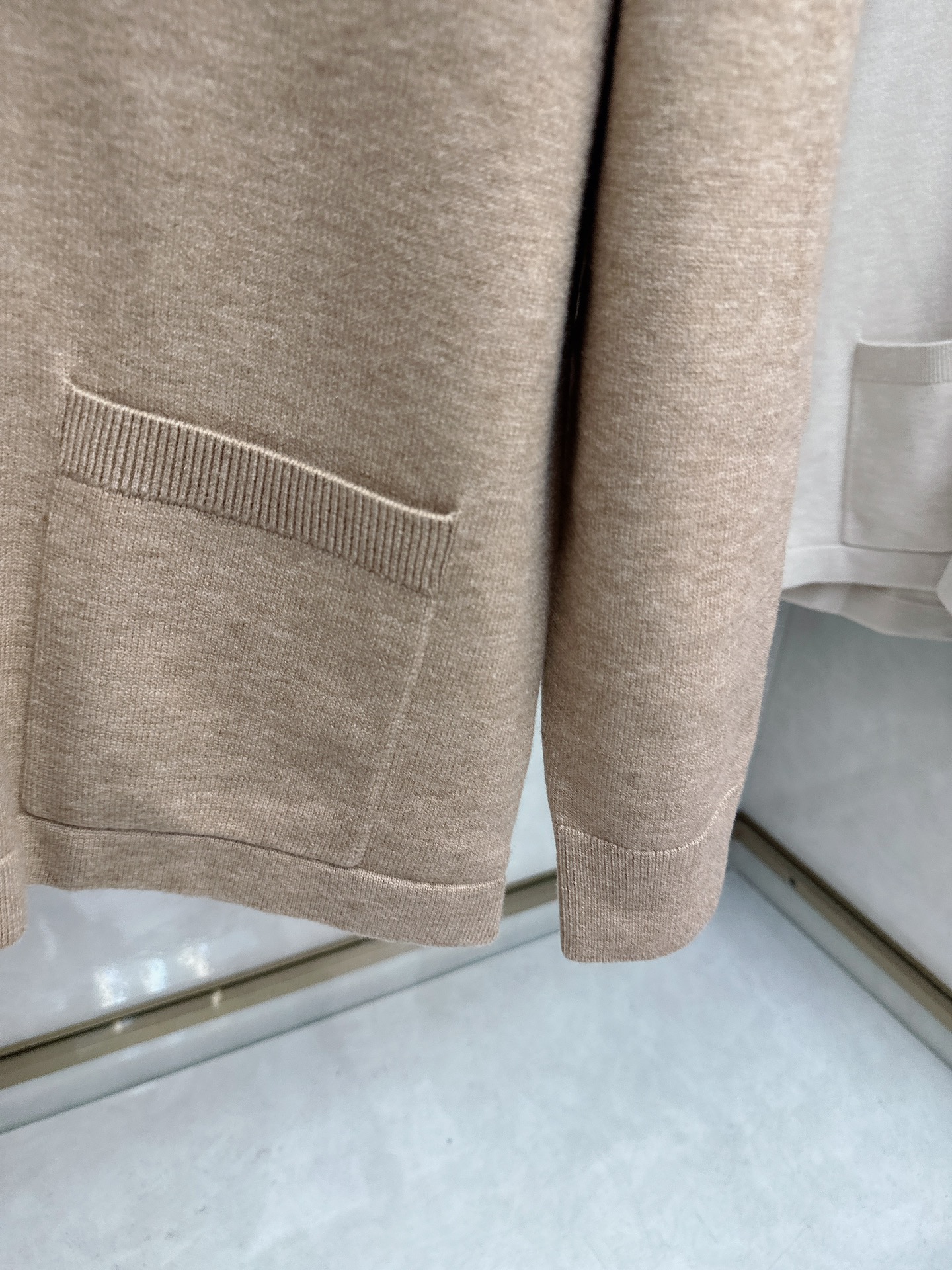 lp🆕 LoroPiana 羊绒针织毛衣开衫，100％顶级羊绒面料，奢级纤维带来云朵般柔糯触感，贴身穿也