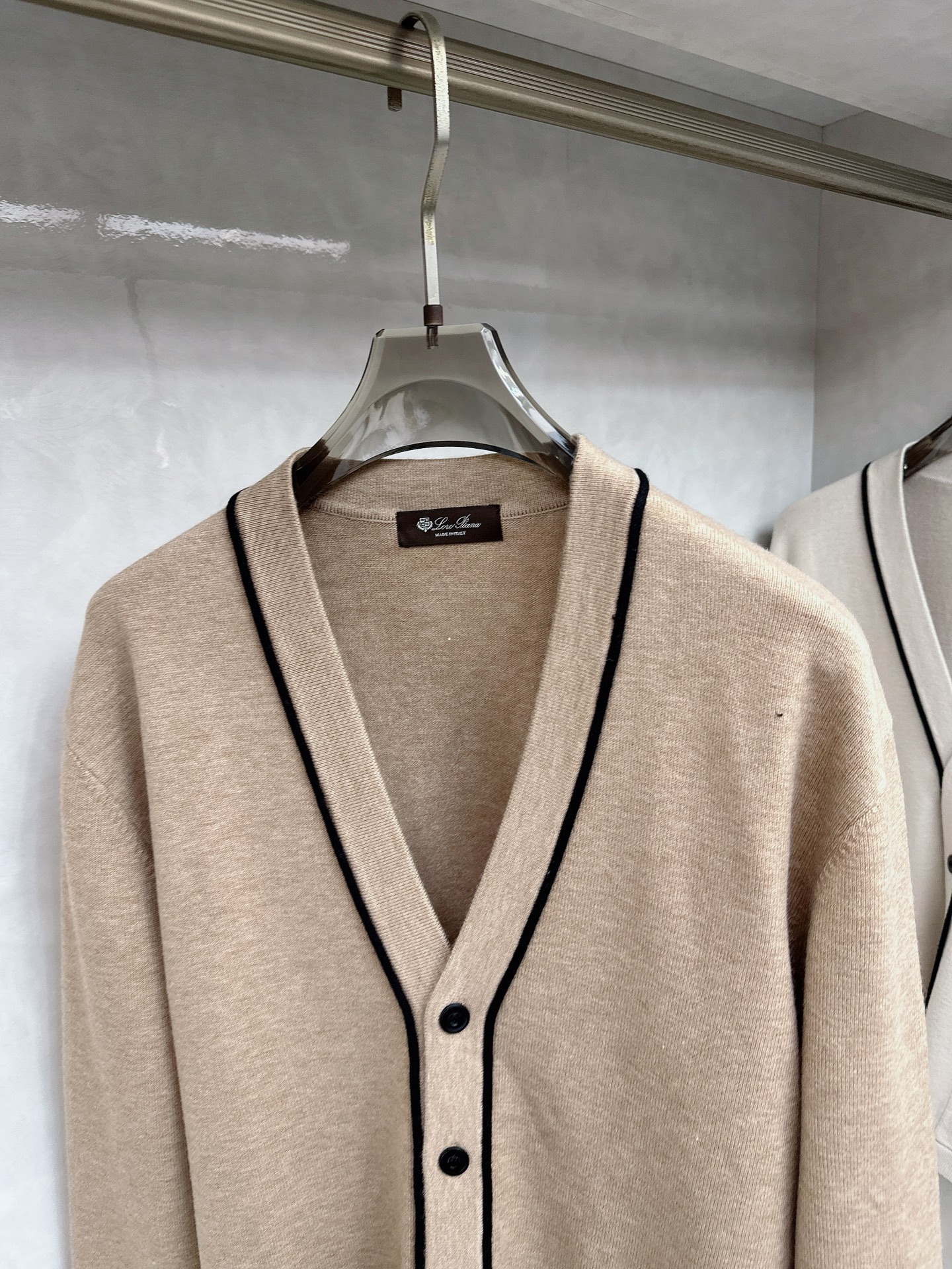 lp🆕 LoroPiana 羊绒针织毛衣开衫，100％顶级羊绒面料，奢级纤维带来云朵般柔糯触感，贴身穿也