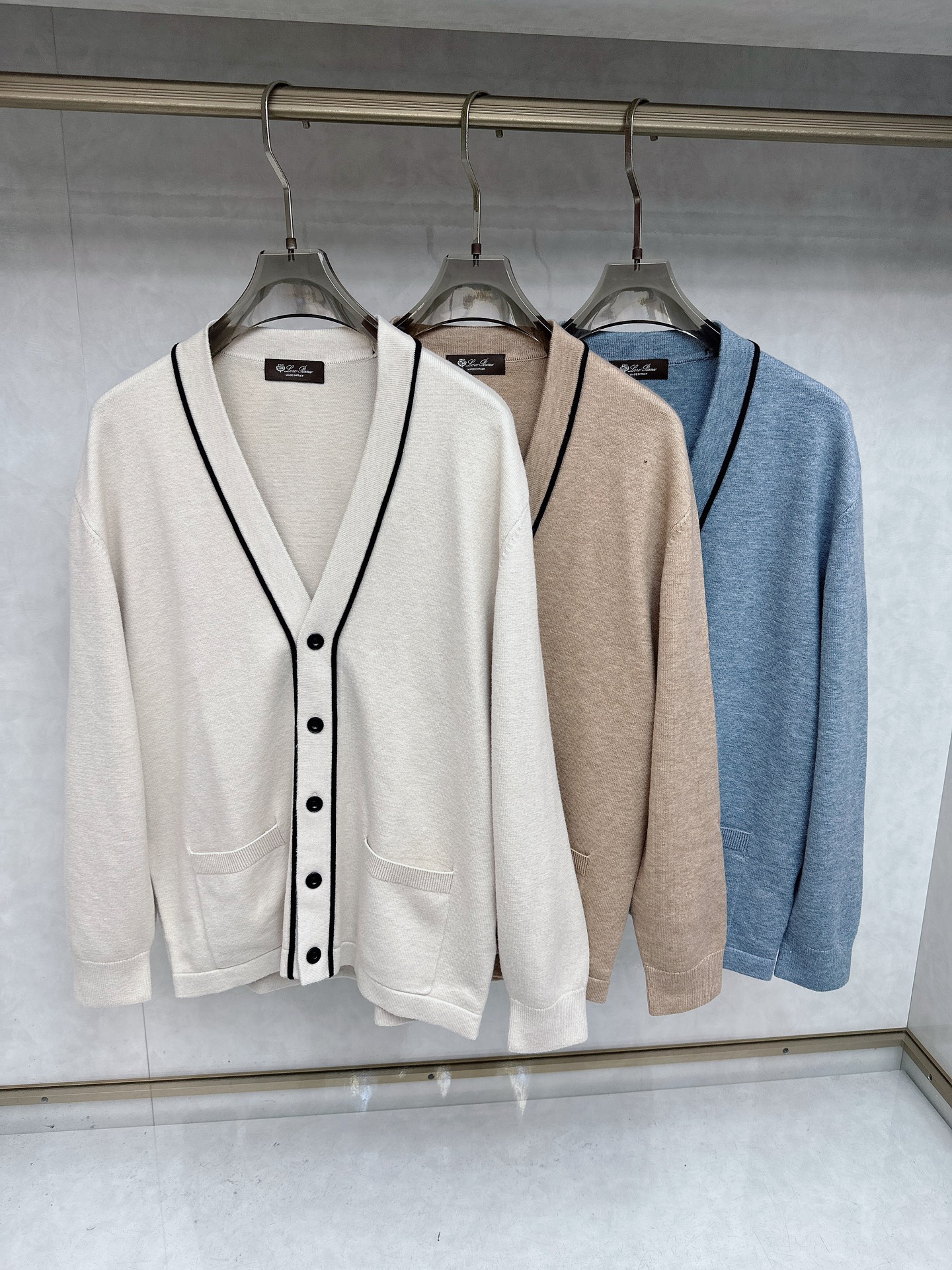 lp🆕 LoroPiana 羊绒针织毛衣开衫，100％顶级羊绒面料，奢级纤维带来云朵般柔糯触感，贴身穿也