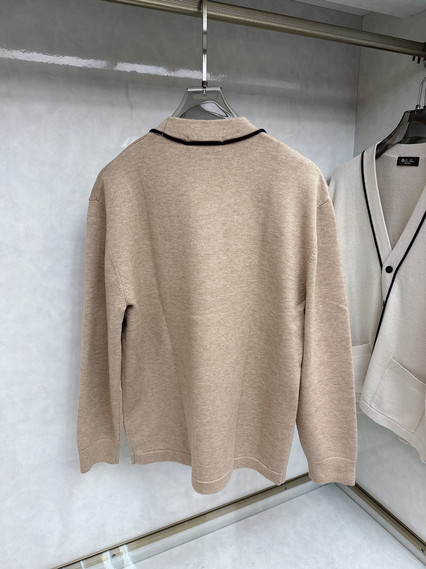 lp🆕 LoroPiana 羊绒针织毛衣开衫，100％顶级羊绒面料，奢级纤维带来云朵般柔糯触感，贴身穿也