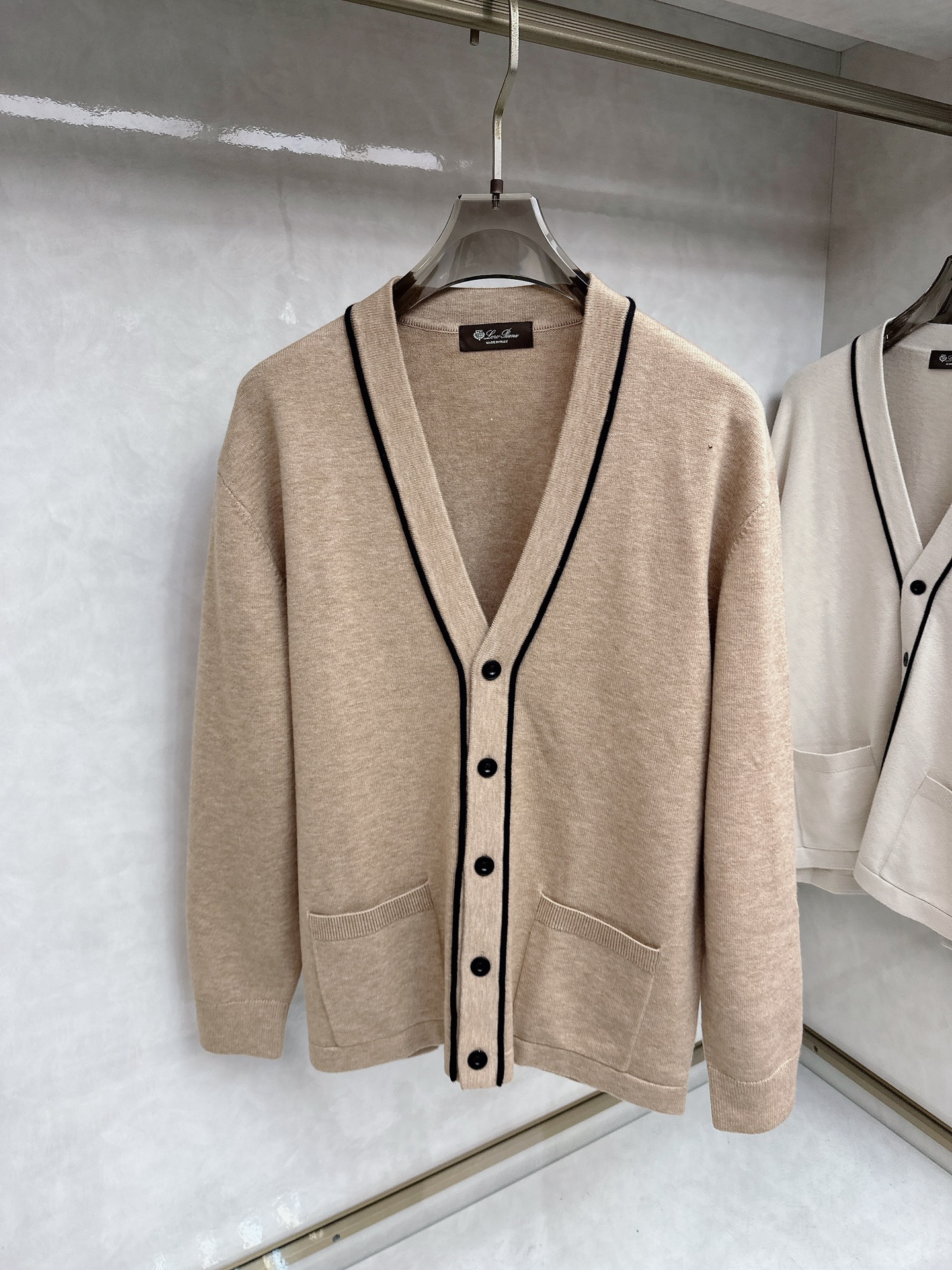 lp🆕 LoroPiana 羊绒针织毛衣开衫，100％顶级羊绒面料，奢级纤维带来云朵般柔糯触感，贴身穿也