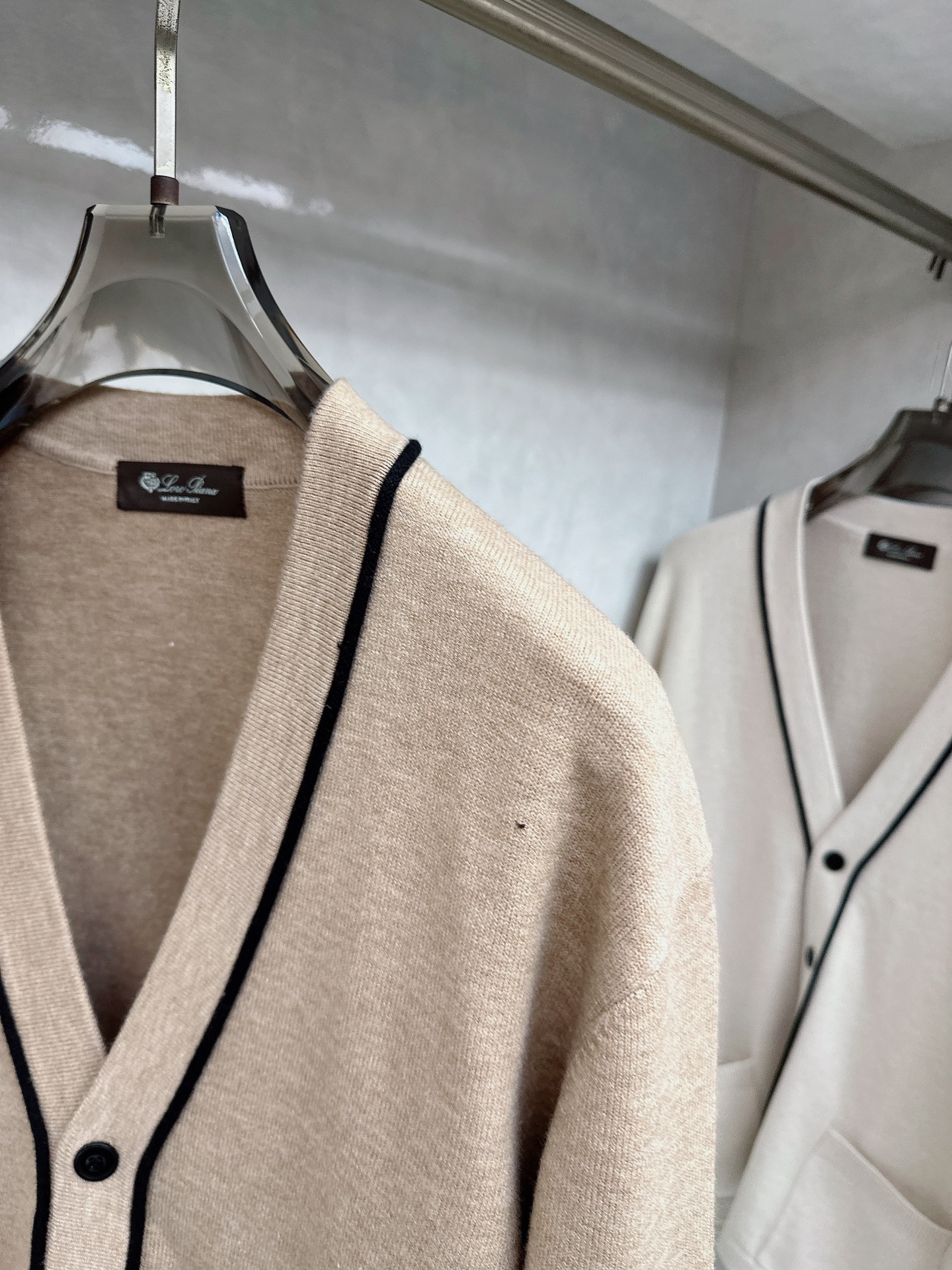 lp🆕 LoroPiana 羊绒针织毛衣开衫，100％顶级羊绒面料，奢级纤维带来云朵般柔糯触感，贴身穿也