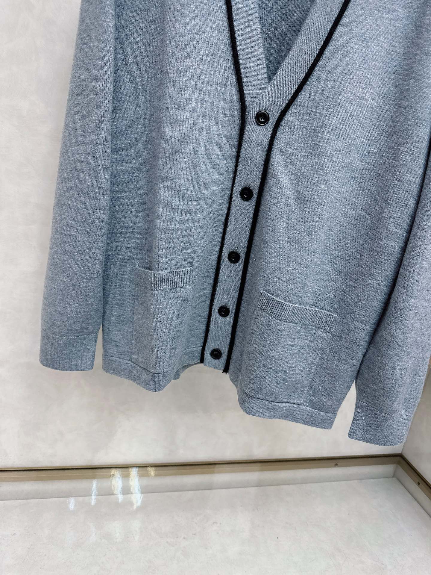 lp🆕 LoroPiana 羊绒针织毛衣开衫，100％顶级羊绒面料，奢级纤维带来云朵般柔糯触感，贴身穿也
