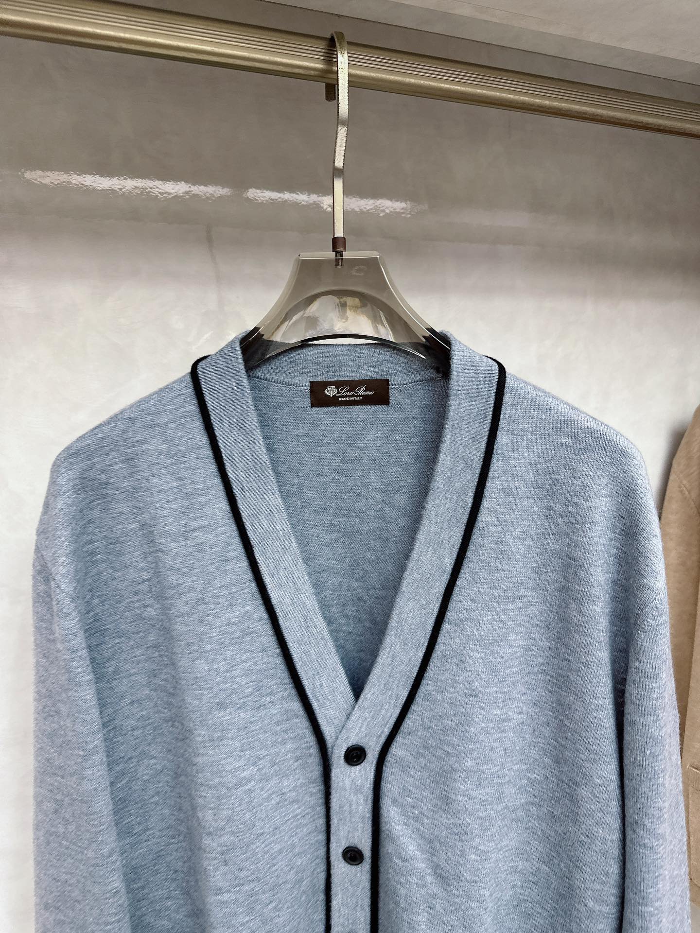 lp🆕 LoroPiana 羊绒针织毛衣开衫，100％顶级羊绒面料，奢级纤维带来云朵般柔糯触感，贴身穿也