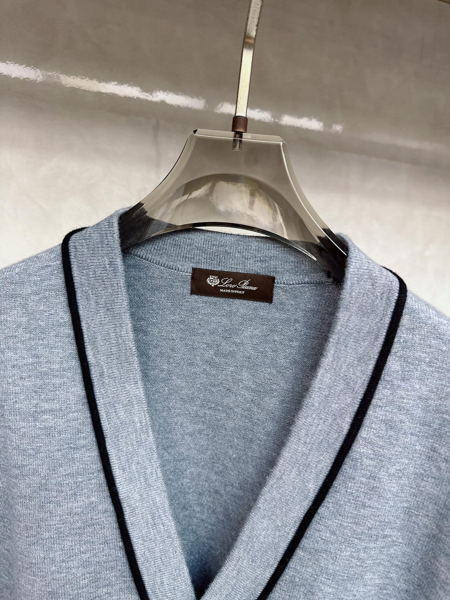 lp🆕 LoroPiana 羊绒针织毛衣开衫，100％顶级羊绒面料，奢级纤维带来云朵般柔糯触感，贴身穿也
