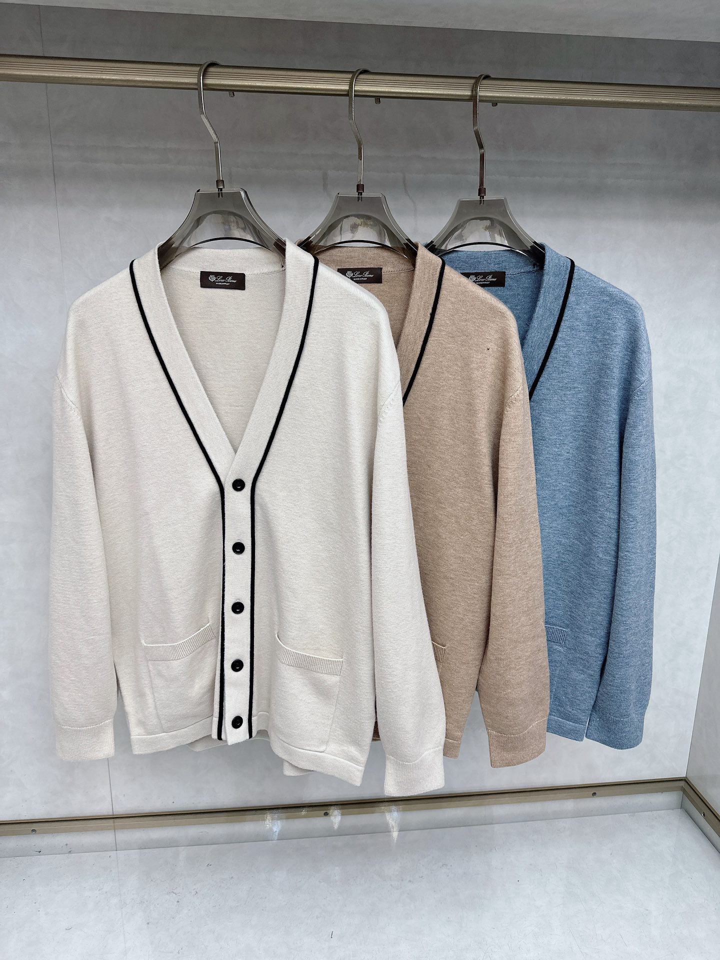 lp🆕 LoroPiana 羊绒针织毛衣开衫，100％顶级羊绒面料，奢级纤维带来云朵般柔糯触感，贴身穿也