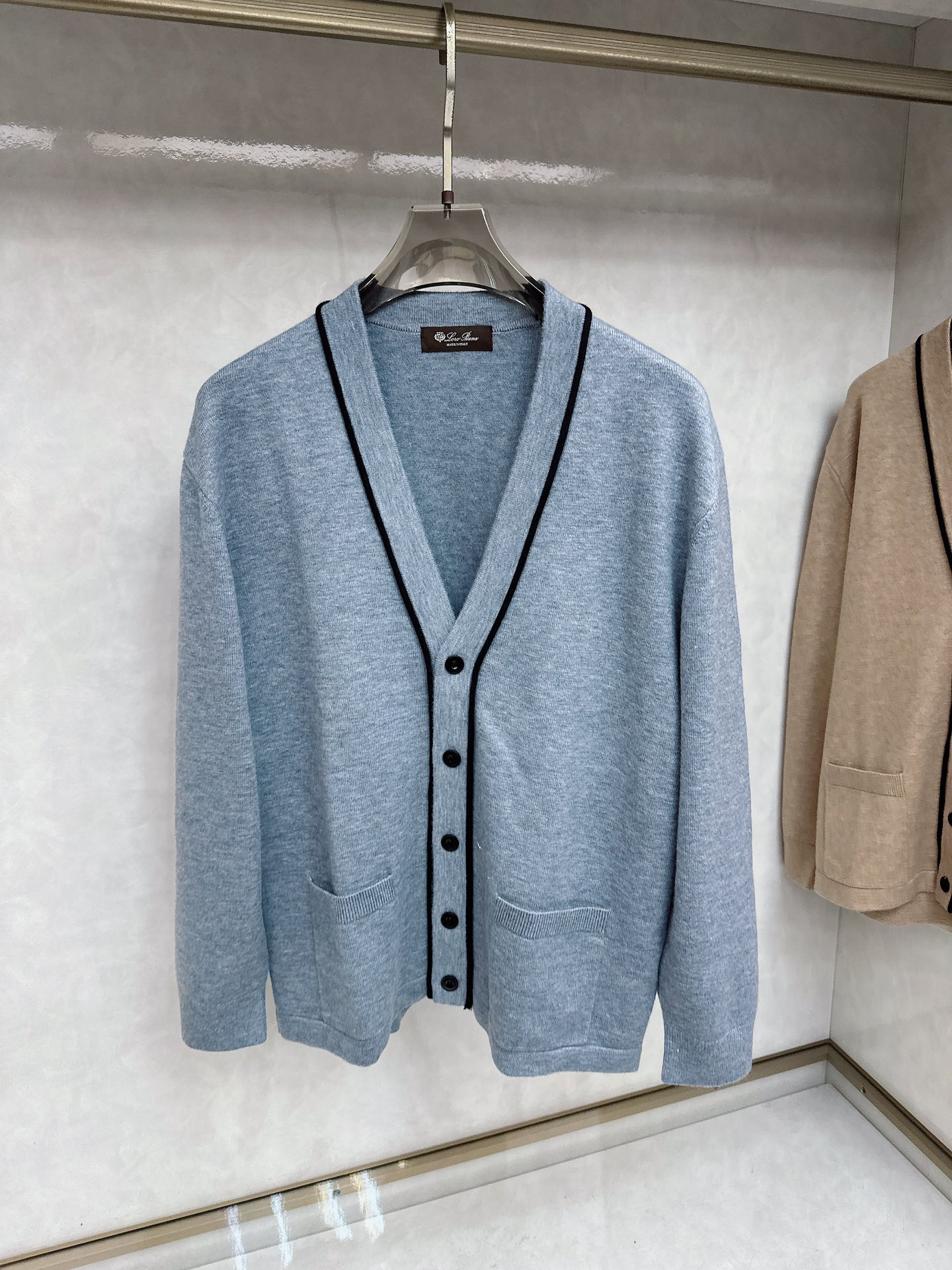 lp🆕 LoroPiana 羊绒针织毛衣开衫，100％顶级羊绒面料，奢级纤维带来云朵般柔糯触感，贴身穿也